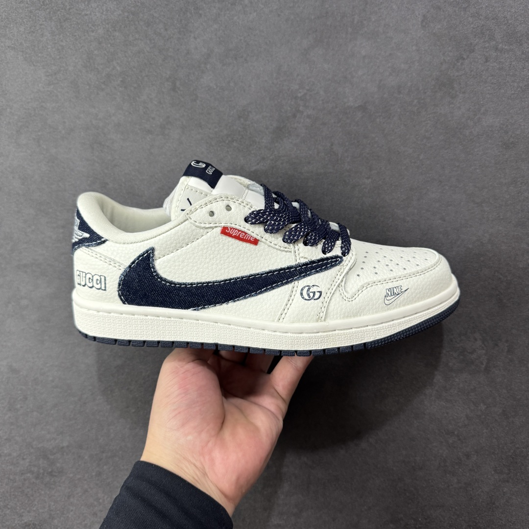 【定制版】Travis Scott x Fragment Design x Air Jordan 1 Low OG SP AJ1 乔1GUCCI联名 高端定制 米蓝牛仔布 低帮文化休闲板鞋 JW1188-148   #多方联名合作融合了Travis Scott 独特的音乐风格,藤原浩个性的设计风格以及Jordan品牌的经典元素 使其成为一双具有独特身份和价值的鞋子 清新而立体的外观加上联名标识更突出了其独特身份 这种配色方案显示出活力和时尚感 在视觉上引人注目 鞋身的质感和细腻的细节处理使其显得高端而格调十足 这款“倒钩”联名是设计与创意完美结合 融合多方的个性风格是一款备受瞩目的潮流鞋款  尺码:36 36.5 37.5 38 38.5 39 40 40.5 41 42 42.5 43 44 44.5 45 编码:HXSB330340-选品中心