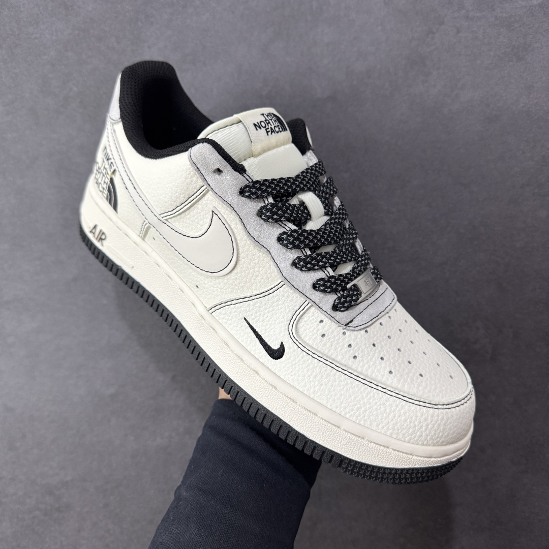 图片[3]-【定制版】NIke Air Force 1 \’07 Low “北面联名——米灰黑布标”空军一号 低帮 运动鞋 休闲鞋 折边针车 工艺难度大 原楦头原纸板 原装鞋盒 定制五金配件 内置全掌气垫 原厂鞋底 货号：JS8028-015 尺码：36 36.5 37.5 38 38.5 39 40 40.5 41 42 42.5 43 44 44.5 45 编码：HXSB310320-选品中心