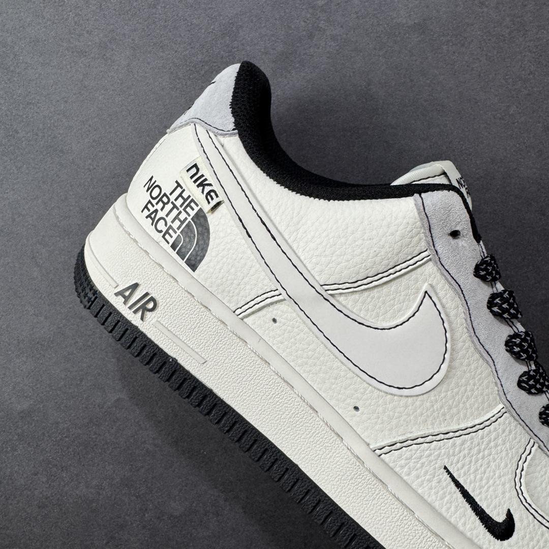 图片[6]-【定制版】NIke Air Force 1 \’07 Low “北面联名——米灰黑布标”空军一号 低帮 运动鞋 休闲鞋 折边针车 工艺难度大 原楦头原纸板 原装鞋盒 定制五金配件 内置全掌气垫 原厂鞋底 货号：JS8028-015 尺码：36 36.5 37.5 38 38.5 39 40 40.5 41 42 42.5 43 44 44.5 45 编码：HXSB310320-选品中心