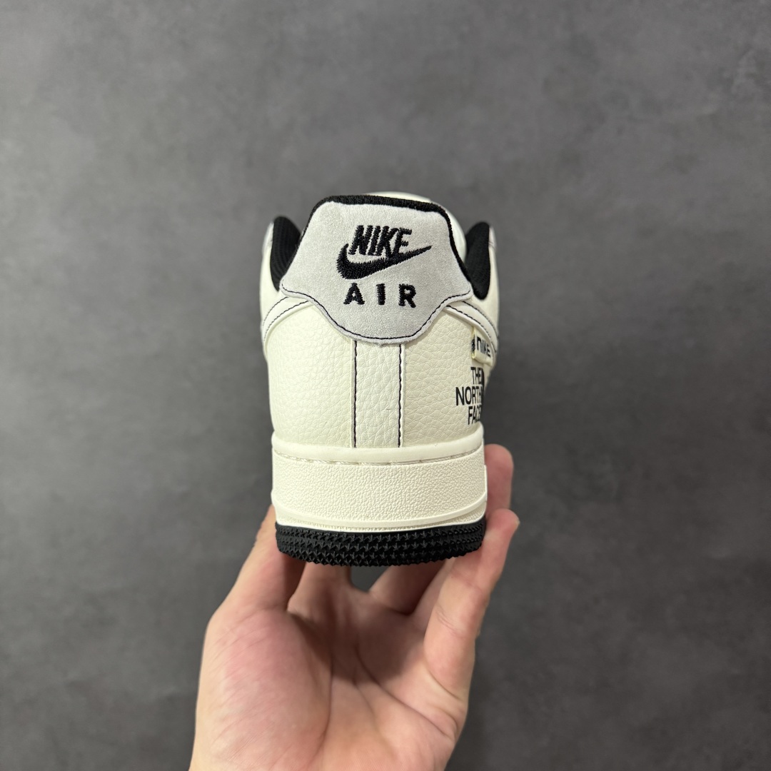 图片[4]-【定制版】NIke Air Force 1 \’07 Low “北面联名——米灰黑布标”空军一号 低帮 运动鞋 休闲鞋 折边针车 工艺难度大 原楦头原纸板 原装鞋盒 定制五金配件 内置全掌气垫 原厂鞋底 货号：JS8028-015 尺码：36 36.5 37.5 38 38.5 39 40 40.5 41 42 42.5 43 44 44.5 45 编码：HXSB310320-选品中心