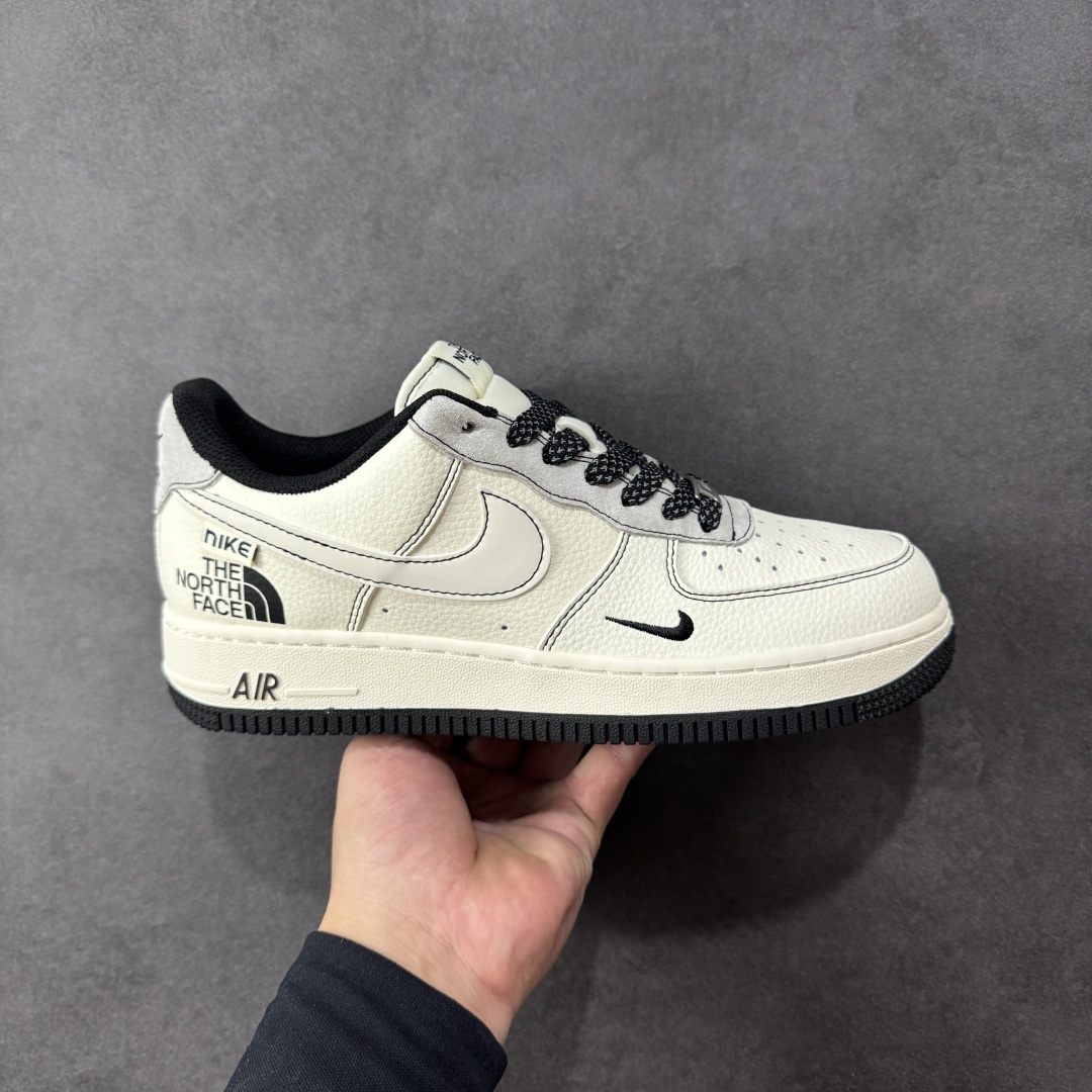 【定制版】NIke Air Force 1 \'07 Low “北面联名——米灰黑布标”空军一号 低帮 运动鞋 休闲鞋 折边针车 工艺难度大 原楦头原纸板 原装鞋盒 定制五金配件 内置全掌气垫 原厂鞋底 货号:JS8028-015 尺码:36 36.5 37.5 38 38.5 39 40 40.5 41 42 42.5 43 44 44.5 45 编码:HXSB310320-选品中心