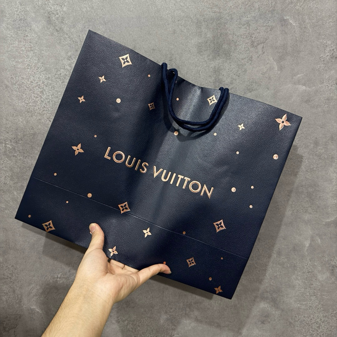图片[10]-【私人订单】Louis Vuitton LV Trainer 系列 市场最强版 没有之一的存在💪🏻 2025最新版 同步官方星空鞋盒 礼盒包装 纯原顶级高端复刻 高端零售首选版本 购入2025 最新原版1-1开发复刻 相似度百分之99 大货拿在手上无法辨别真假 全鞋身做工精细 进口西班牙3mm斗牛皮摔荔纹韧度拉力十足 鞋面压花长时间不会消失 独家网版开模侧边饰VU ITTON标志与正品完全一致 侧面白荔皮压花凹凸立体感直接媲美正品 新版正品欧斯耐高弹160垫脚 脚感超舒适 独家底磨特供双色TPU组合大底 大底采用进口橡胶树材质套包工艺 固特异缝合锁边空胶工艺 永不开胶断线。 全套专柜24年底圣诞节限定包装，另有经典黄盒包装可选配。 专柜统一尺码（偏大一码）全网独家半码 女码：35 35.5 36 36.5 37 37.5 38 38.5 39 男码：39 40 40.5 41 41.5 42 42.5 43 43.5 44 44.5 45 46 47 （欧码 皮鞋尺码）比运动鞋大一码 全网独家做到最大47码 偏大一码 45=46 46=47 47=48 独家私模-选品中心