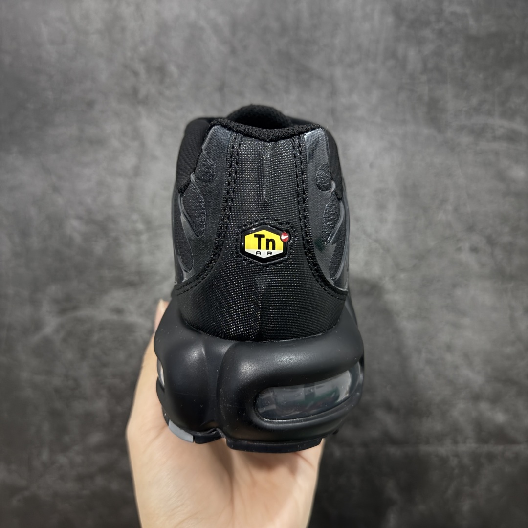 图片[4]-【Max纯原版】Nike Air Max Plus TN气垫系列跑鞋 全新一比一高端版本 真正的市场T1品质 更多配色陆续出货 真正的用心研发 一点一点抠出来的 品质 品控细节 随便闭眼对比市场任何版本 全套原纸板楦头开发 完美呈现版型 工艺流程均与原鞋保持一致 Turned Air 中底缓震技术 鞋面弧度与大底弧度一致 鞋头正确TPU材质 鞋面高频TPU材质1.0厚度 原鞋一致层次感 超越公司货的品控标准 多道QC质检 货号：IB2253-001 尺码：36 36.5 37.5 38 38.5 39 40 40.5 41 42 42.5 43 44 44.5 45 46-选品中心