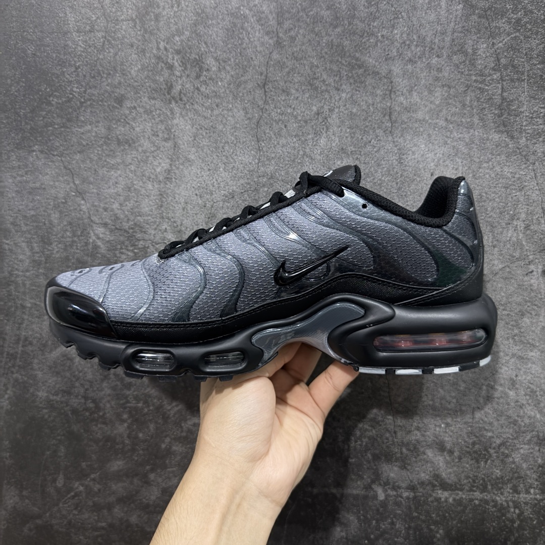 图片[2]-【Max纯原版】Nike Air Max Plus TN气垫系列跑鞋 全新一比一高端版本 真正的市场T1品质 更多配色陆续出货 真正的用心研发 一点一点抠出来的 品质 品控细节 随便闭眼对比市场任何版本 全套原纸板楦头开发 完美呈现版型 工艺流程均与原鞋保持一致 Turned Air 中底缓震技术 鞋面弧度与大底弧度一致 鞋头正确TPU材质 鞋面高频TPU材质1.0厚度 原鞋一致层次感 超越公司货的品控标准 多道QC质检 货号：IB2253-001 尺码：36 36.5 37.5 38 38.5 39 40 40.5 41 42 42.5 43 44 44.5 45 46-选品中心