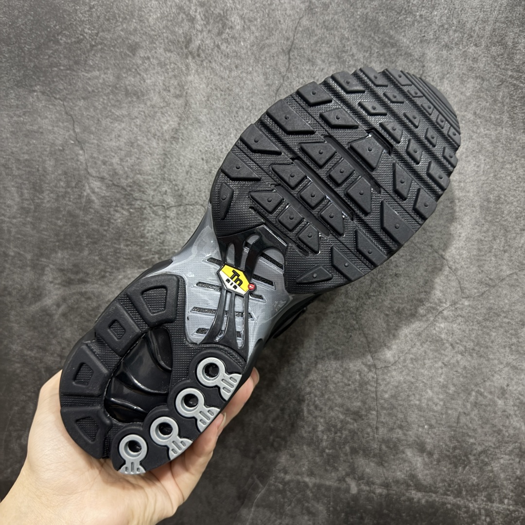 图片[9]-【Max纯原版】Nike Air Max Plus TN气垫系列跑鞋 全新一比一高端版本 真正的市场T1品质 更多配色陆续出货 真正的用心研发 一点一点抠出来的 品质 品控细节 随便闭眼对比市场任何版本 全套原纸板楦头开发 完美呈现版型 工艺流程均与原鞋保持一致 Turned Air 中底缓震技术 鞋面弧度与大底弧度一致 鞋头正确TPU材质 鞋面高频TPU材质1.0厚度 原鞋一致层次感 超越公司货的品控标准 多道QC质检 货号：IB2253-001 尺码：36 36.5 37.5 38 38.5 39 40 40.5 41 42 42.5 43 44 44.5 45 46-选品中心