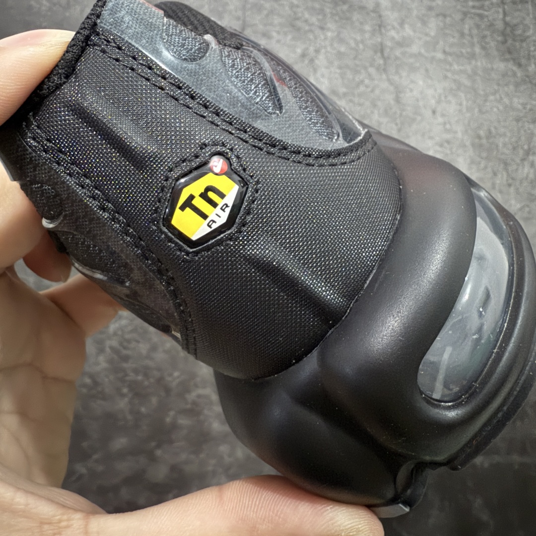 图片[2]-【Max纯原版】Nike Air Max Plus TN气垫系列跑鞋 全新一比一高端版本 真正的市场T1品质 更多配色陆续出货 真正的用心研发 一点一点抠出来的 品质 品控细节 随便闭眼对比市场任何版本 全套原纸板楦头开发 完美呈现版型 工艺流程均与原鞋保持一致 Turned Air 中底缓震技术 鞋面弧度与大底弧度一致 鞋头正确TPU材质 鞋面高频TPU材质1.0厚度 原鞋一致层次感 超越公司货的品控标准 多道QC质检 货号：IB2253-001 尺码：36 36.5 37.5 38 38.5 39 40 40.5 41 42 42.5 43 44 44.5 45 46-选品中心