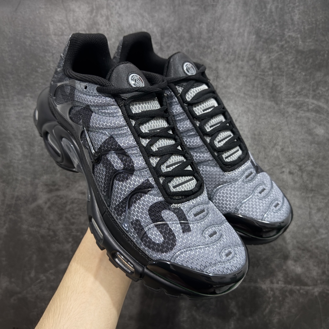 【Max纯原版】Nike Air Max Plus TN气垫系列跑鞋 全新一比一高端版本 真正的市场T1品质 更多配色陆续出货 真正的用心研发 一点一点抠出来的 品质 品控细节 随便闭眼对比市场任何版本 全套原纸板楦头开发 完美呈现版型 工艺流程均与原鞋保持一致 Turned Air 中底缓震技术 鞋面弧度与大底弧度一致 鞋头正确TPU材质 鞋面高频TPU材质1.0厚度 原鞋一致层次感 超越公司货的品控标准 多道QC质检 货号:IB2253-001 尺码:36 36.5 37.5 38 38.5 39 40 40.5 41 42 42.5 43 44 44.5 45 46-选品中心