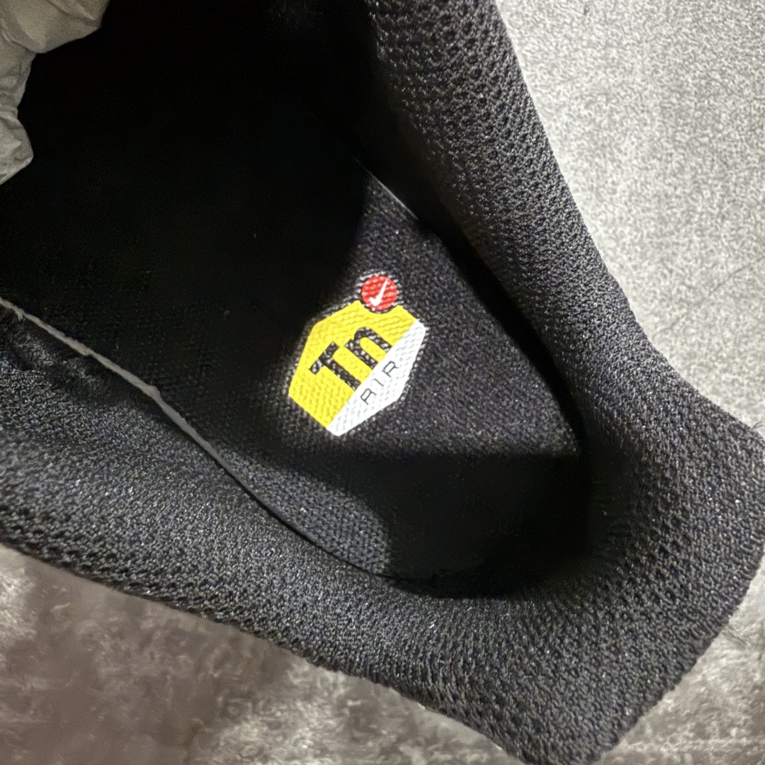 图片[8]-【Max纯原版】Nike Air Max Plus TN气垫系列跑鞋 全新一比一高端版本 真正的市场T1品质 更多配色陆续出货 真正的用心研发 一点一点抠出来的 品质 品控细节 随便闭眼对比市场任何版本 全套原纸板楦头开发 完美呈现版型 工艺流程均与原鞋保持一致 Turned Air 中底缓震技术 鞋面弧度与大底弧度一致 鞋头正确TPU材质 鞋面高频TPU材质1.0厚度 原鞋一致层次感 超越公司货的品控标准 多道QC质检 货号：IB2253-001 尺码：36 36.5 37.5 38 38.5 39 40 40.5 41 42 42.5 43 44 44.5 45 46-选品中心
