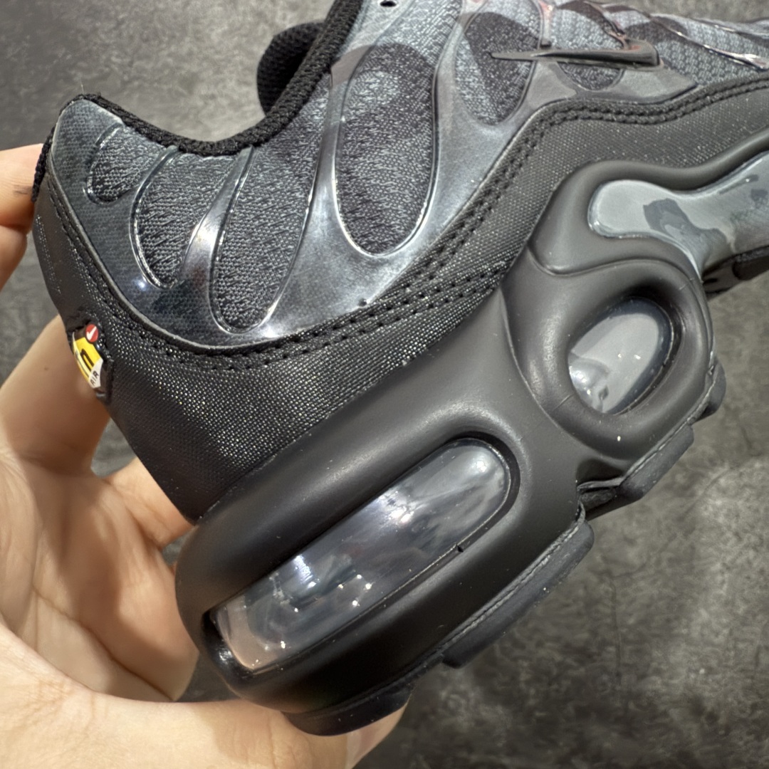 图片[3]-【Max纯原版】Nike Air Max Plus TN气垫系列跑鞋 全新一比一高端版本 真正的市场T1品质 更多配色陆续出货 真正的用心研发 一点一点抠出来的 品质 品控细节 随便闭眼对比市场任何版本 全套原纸板楦头开发 完美呈现版型 工艺流程均与原鞋保持一致 Turned Air 中底缓震技术 鞋面弧度与大底弧度一致 鞋头正确TPU材质 鞋面高频TPU材质1.0厚度 原鞋一致层次感 超越公司货的品控标准 多道QC质检 货号：IB2253-001 尺码：36 36.5 37.5 38 38.5 39 40 40.5 41 42 42.5 43 44 44.5 45 46-选品中心