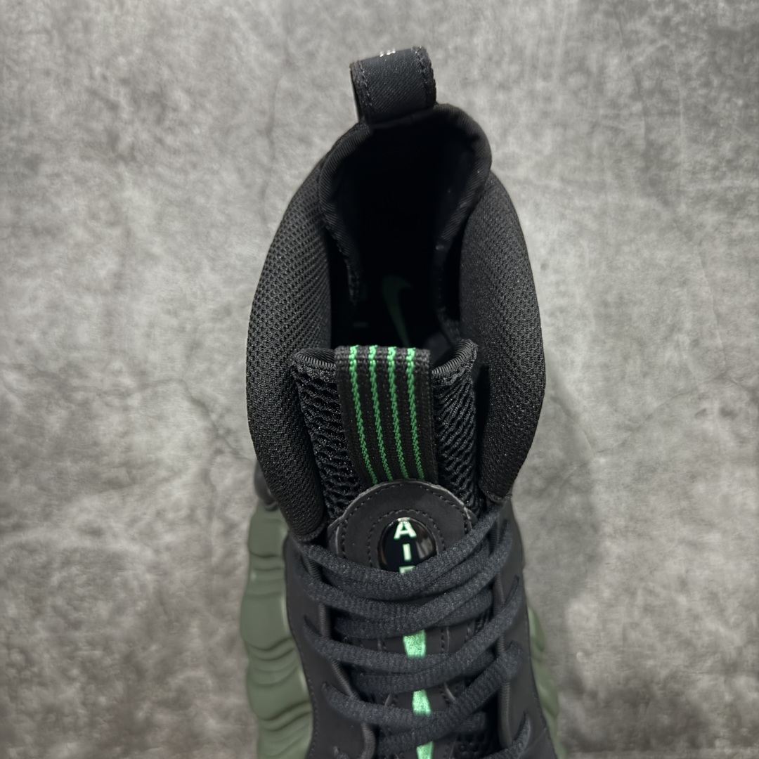 图片[8]-【莞产纯原】NK Air Foamposite One 市售最强品质 莞产顶级品质 绿黑 2025 喷泡 HF0794-300 莞产原底面 公司渠道同模具 鞋型发泡360度无死角 双层Zoom气垫植入 中底完美注胶 搭载原厂碳纤维材质 诞生于1997年的NK Air Foamposite系列可以说是整个球鞋历史上最为经典的系列之一 也就是我们常说的“喷”和“泡” 其中“喷”由Foamposite One代言人Penny的英文音译而来 而“泡”则来源于另一款鞋型 Foamposite Pro中\”pro\”的音译 在诞生初期 由于高昂的造价以及超前的外形 Foamposite系列的反对者不在少数 甚至有人认为这款鞋会毁掉整个球鞋行业 但事实证明这双灵感来自于甲虫 自带“黑科技”鞋面以及双层Zoom+大块碳板的太空球鞋不仅受到了大众的接受与追捧 并且成功的影响了篮球鞋的发展 尺码：40 40.5 41 42 42.5 43 44 44.5 45 46 47.5-选品中心