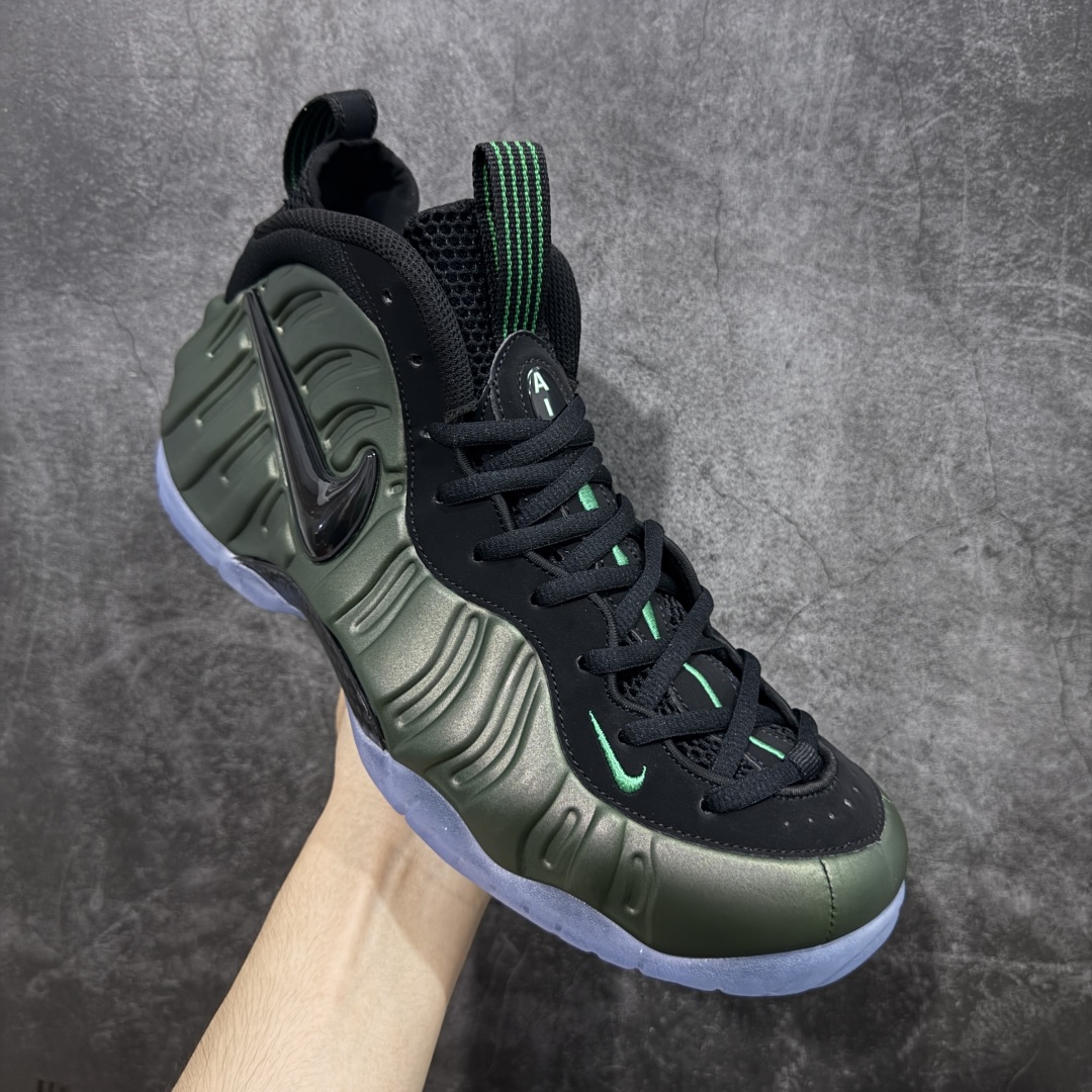 图片[3]-【莞产纯原】NK Air Foamposite One 市售最强品质 莞产顶级品质 绿黑 2025 喷泡 HF0794-300 莞产原底面 公司渠道同模具 鞋型发泡360度无死角 双层Zoom气垫植入 中底完美注胶 搭载原厂碳纤维材质 诞生于1997年的NK Air Foamposite系列可以说是整个球鞋历史上最为经典的系列之一 也就是我们常说的“喷”和“泡” 其中“喷”由Foamposite One代言人Penny的英文音译而来 而“泡”则来源于另一款鞋型 Foamposite Pro中\”pro\”的音译 在诞生初期 由于高昂的造价以及超前的外形 Foamposite系列的反对者不在少数 甚至有人认为这款鞋会毁掉整个球鞋行业 但事实证明这双灵感来自于甲虫 自带“黑科技”鞋面以及双层Zoom+大块碳板的太空球鞋不仅受到了大众的接受与追捧 并且成功的影响了篮球鞋的发展 尺码：40 40.5 41 42 42.5 43 44 44.5 45 46 47.5-选品中心