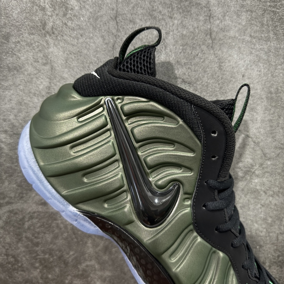 图片[7]-【莞产纯原】NK Air Foamposite One 市售最强品质 莞产顶级品质 绿黑 2025 喷泡 HF0794-300 莞产原底面 公司渠道同模具 鞋型发泡360度无死角 双层Zoom气垫植入 中底完美注胶 搭载原厂碳纤维材质 诞生于1997年的NK Air Foamposite系列可以说是整个球鞋历史上最为经典的系列之一 也就是我们常说的“喷”和“泡” 其中“喷”由Foamposite One代言人Penny的英文音译而来 而“泡”则来源于另一款鞋型 Foamposite Pro中\”pro\”的音译 在诞生初期 由于高昂的造价以及超前的外形 Foamposite系列的反对者不在少数 甚至有人认为这款鞋会毁掉整个球鞋行业 但事实证明这双灵感来自于甲虫 自带“黑科技”鞋面以及双层Zoom+大块碳板的太空球鞋不仅受到了大众的接受与追捧 并且成功的影响了篮球鞋的发展 尺码：40 40.5 41 42 42.5 43 44 44.5 45 46 47.5-选品中心