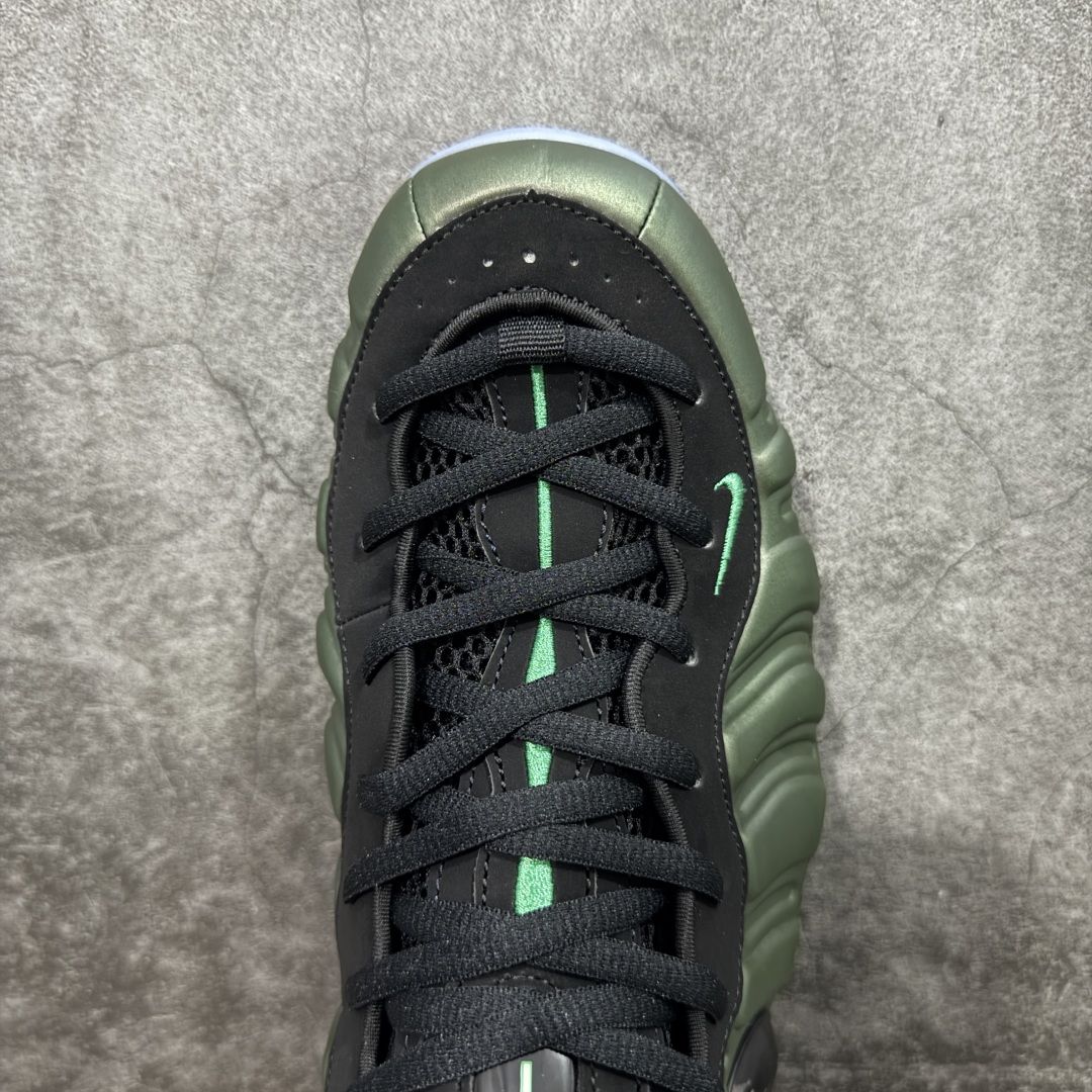 图片[5]-【莞产纯原】NK Air Foamposite One 市售最强品质 莞产顶级品质 绿黑 2025 喷泡 HF0794-300 莞产原底面 公司渠道同模具 鞋型发泡360度无死角 双层Zoom气垫植入 中底完美注胶 搭载原厂碳纤维材质 诞生于1997年的NK Air Foamposite系列可以说是整个球鞋历史上最为经典的系列之一 也就是我们常说的“喷”和“泡” 其中“喷”由Foamposite One代言人Penny的英文音译而来 而“泡”则来源于另一款鞋型 Foamposite Pro中\”pro\”的音译 在诞生初期 由于高昂的造价以及超前的外形 Foamposite系列的反对者不在少数 甚至有人认为这款鞋会毁掉整个球鞋行业 但事实证明这双灵感来自于甲虫 自带“黑科技”鞋面以及双层Zoom+大块碳板的太空球鞋不仅受到了大众的接受与追捧 并且成功的影响了篮球鞋的发展 尺码：40 40.5 41 42 42.5 43 44 44.5 45 46 47.5-选品中心