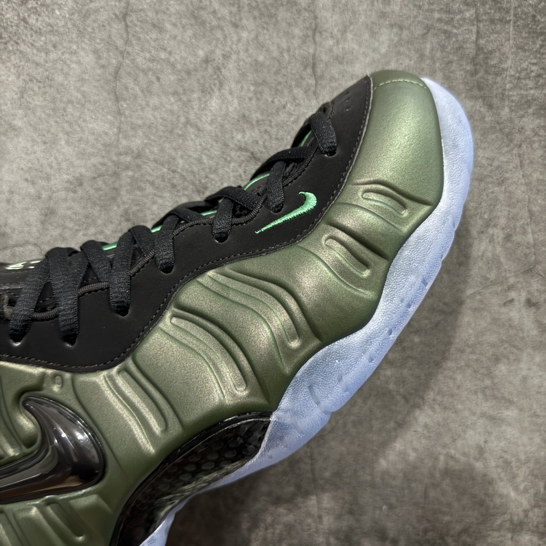 图片[6]-【莞产纯原】NK Air Foamposite One 市售最强品质 莞产顶级品质 绿黑 2025 喷泡 HF0794-300 莞产原底面 公司渠道同模具 鞋型发泡360度无死角 双层Zoom气垫植入 中底完美注胶 搭载原厂碳纤维材质 诞生于1997年的NK Air Foamposite系列可以说是整个球鞋历史上最为经典的系列之一 也就是我们常说的“喷”和“泡” 其中“喷”由Foamposite One代言人Penny的英文音译而来 而“泡”则来源于另一款鞋型 Foamposite Pro中\”pro\”的音译 在诞生初期 由于高昂的造价以及超前的外形 Foamposite系列的反对者不在少数 甚至有人认为这款鞋会毁掉整个球鞋行业 但事实证明这双灵感来自于甲虫 自带“黑科技”鞋面以及双层Zoom+大块碳板的太空球鞋不仅受到了大众的接受与追捧 并且成功的影响了篮球鞋的发展 尺码：40 40.5 41 42 42.5 43 44 44.5 45 46 47.5-选品中心