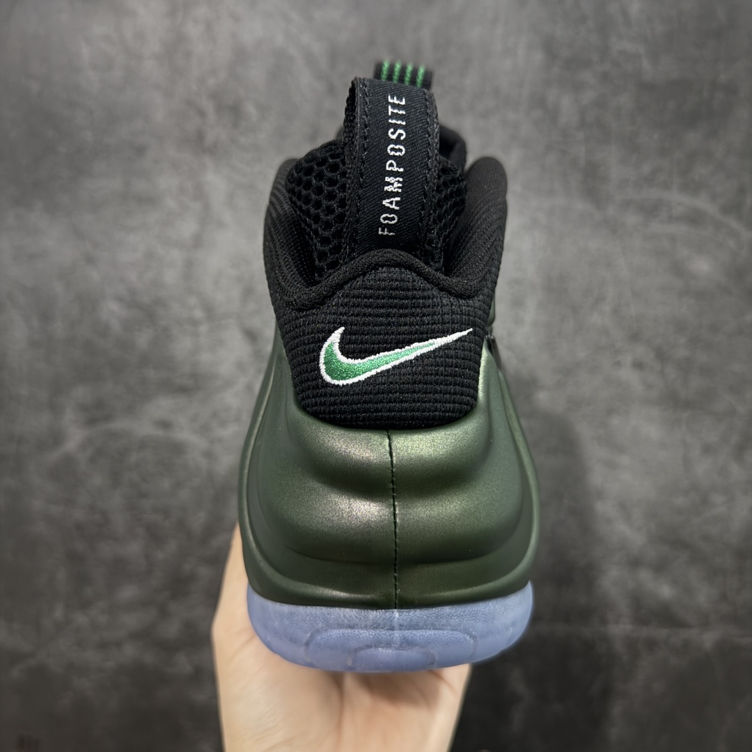 图片[4]-【莞产纯原】NK Air Foamposite One 市售最强品质 莞产顶级品质 绿黑 2025 喷泡 HF0794-300 莞产原底面 公司渠道同模具 鞋型发泡360度无死角 双层Zoom气垫植入 中底完美注胶 搭载原厂碳纤维材质 诞生于1997年的NK Air Foamposite系列可以说是整个球鞋历史上最为经典的系列之一 也就是我们常说的“喷”和“泡” 其中“喷”由Foamposite One代言人Penny的英文音译而来 而“泡”则来源于另一款鞋型 Foamposite Pro中\”pro\”的音译 在诞生初期 由于高昂的造价以及超前的外形 Foamposite系列的反对者不在少数 甚至有人认为这款鞋会毁掉整个球鞋行业 但事实证明这双灵感来自于甲虫 自带“黑科技”鞋面以及双层Zoom+大块碳板的太空球鞋不仅受到了大众的接受与追捧 并且成功的影响了篮球鞋的发展 尺码：40 40.5 41 42 42.5 43 44 44.5 45 46 47.5-选品中心