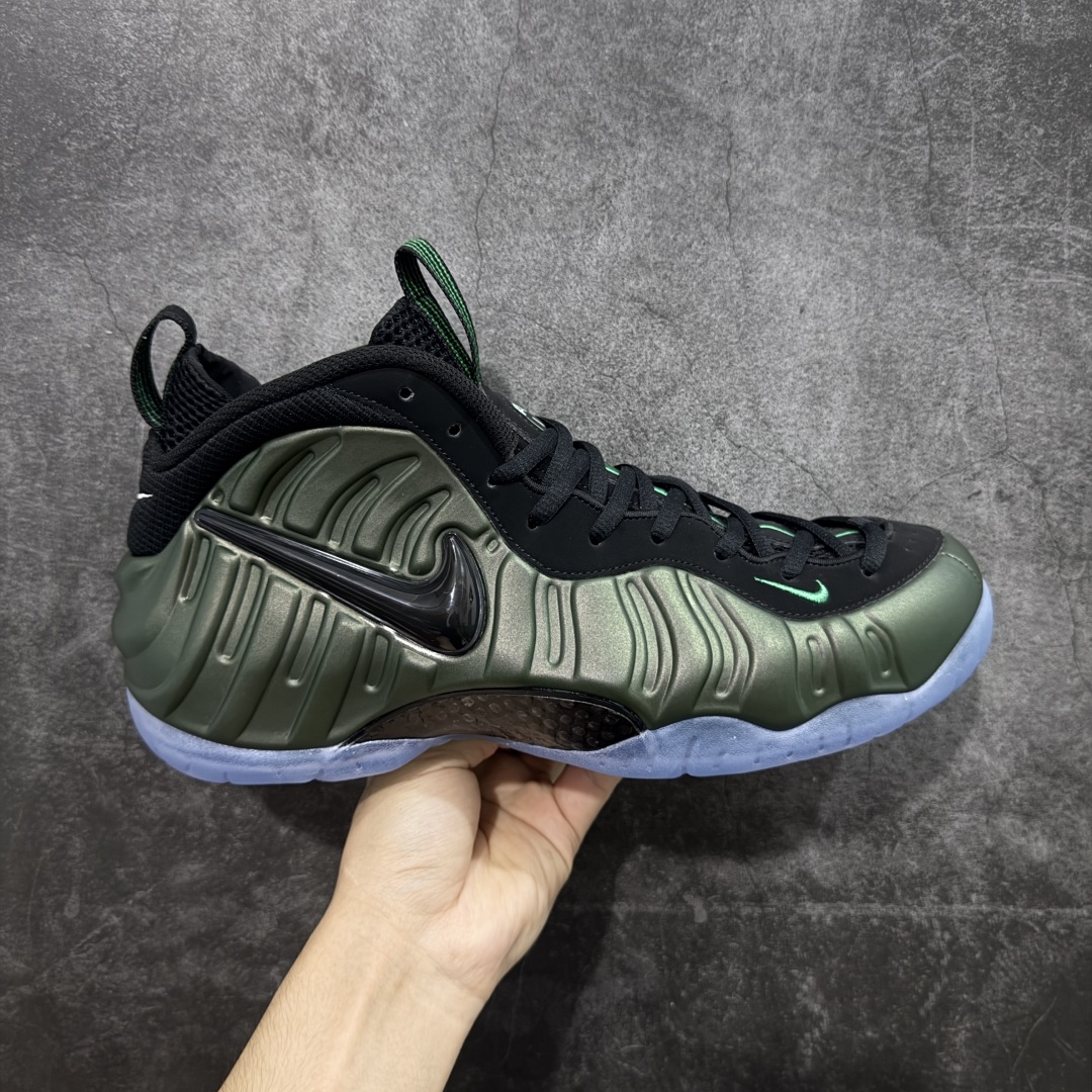 【莞产纯原】NK Air Foamposite One 市售最强品质 莞产顶级品质 绿黑 2025 喷泡 HF0794-300 莞产原底面 公司渠道同模具 鞋型发泡360度无死角 双层Zoom气垫植入 中底完美注胶 搭载原厂碳纤维材质 诞生于1997年的NK Air Foamposite系列可以说是整个球鞋历史上最为经典的系列之一 也就是我们常说的“喷”和“泡” 其中“喷”由Foamposite One代言人Penny的英文音译而来 而“泡”则来源于另一款鞋型 Foamposite Pro中\