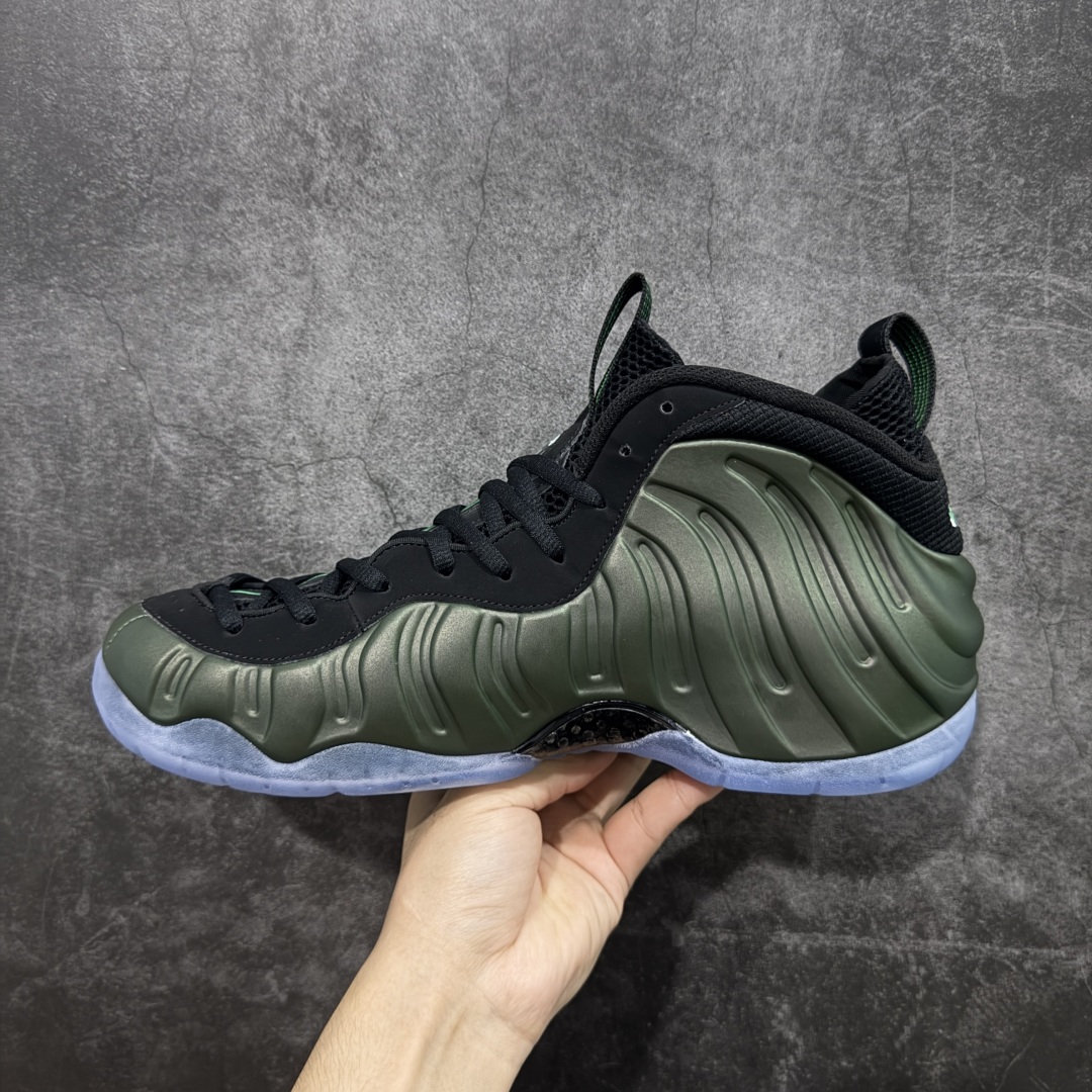 图片[2]-【莞产纯原】NK Air Foamposite One 市售最强品质 莞产顶级品质 绿黑 2025 喷泡 HF0794-300 莞产原底面 公司渠道同模具 鞋型发泡360度无死角 双层Zoom气垫植入 中底完美注胶 搭载原厂碳纤维材质 诞生于1997年的NK Air Foamposite系列可以说是整个球鞋历史上最为经典的系列之一 也就是我们常说的“喷”和“泡” 其中“喷”由Foamposite One代言人Penny的英文音译而来 而“泡”则来源于另一款鞋型 Foamposite Pro中\”pro\”的音译 在诞生初期 由于高昂的造价以及超前的外形 Foamposite系列的反对者不在少数 甚至有人认为这款鞋会毁掉整个球鞋行业 但事实证明这双灵感来自于甲虫 自带“黑科技”鞋面以及双层Zoom+大块碳板的太空球鞋不仅受到了大众的接受与追捧 并且成功的影响了篮球鞋的发展 尺码：40 40.5 41 42 42.5 43 44 44.5 45 46 47.5-选品中心