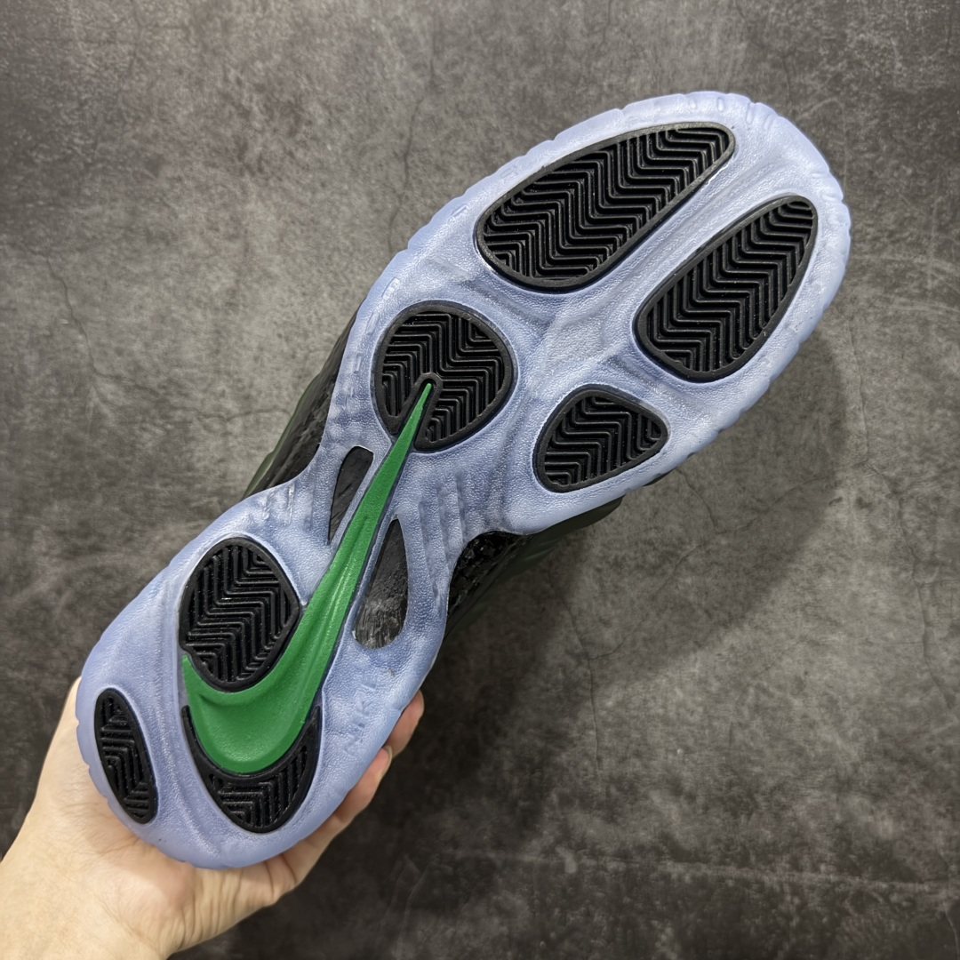 图片[9]-【莞产纯原】NK Air Foamposite One 市售最强品质 莞产顶级品质 绿黑 2025 喷泡 HF0794-300 莞产原底面 公司渠道同模具 鞋型发泡360度无死角 双层Zoom气垫植入 中底完美注胶 搭载原厂碳纤维材质 诞生于1997年的NK Air Foamposite系列可以说是整个球鞋历史上最为经典的系列之一 也就是我们常说的“喷”和“泡” 其中“喷”由Foamposite One代言人Penny的英文音译而来 而“泡”则来源于另一款鞋型 Foamposite Pro中\”pro\”的音译 在诞生初期 由于高昂的造价以及超前的外形 Foamposite系列的反对者不在少数 甚至有人认为这款鞋会毁掉整个球鞋行业 但事实证明这双灵感来自于甲虫 自带“黑科技”鞋面以及双层Zoom+大块碳板的太空球鞋不仅受到了大众的接受与追捧 并且成功的影响了篮球鞋的发展 尺码：40 40.5 41 42 42.5 43 44 44.5 45 46 47.5-选品中心
