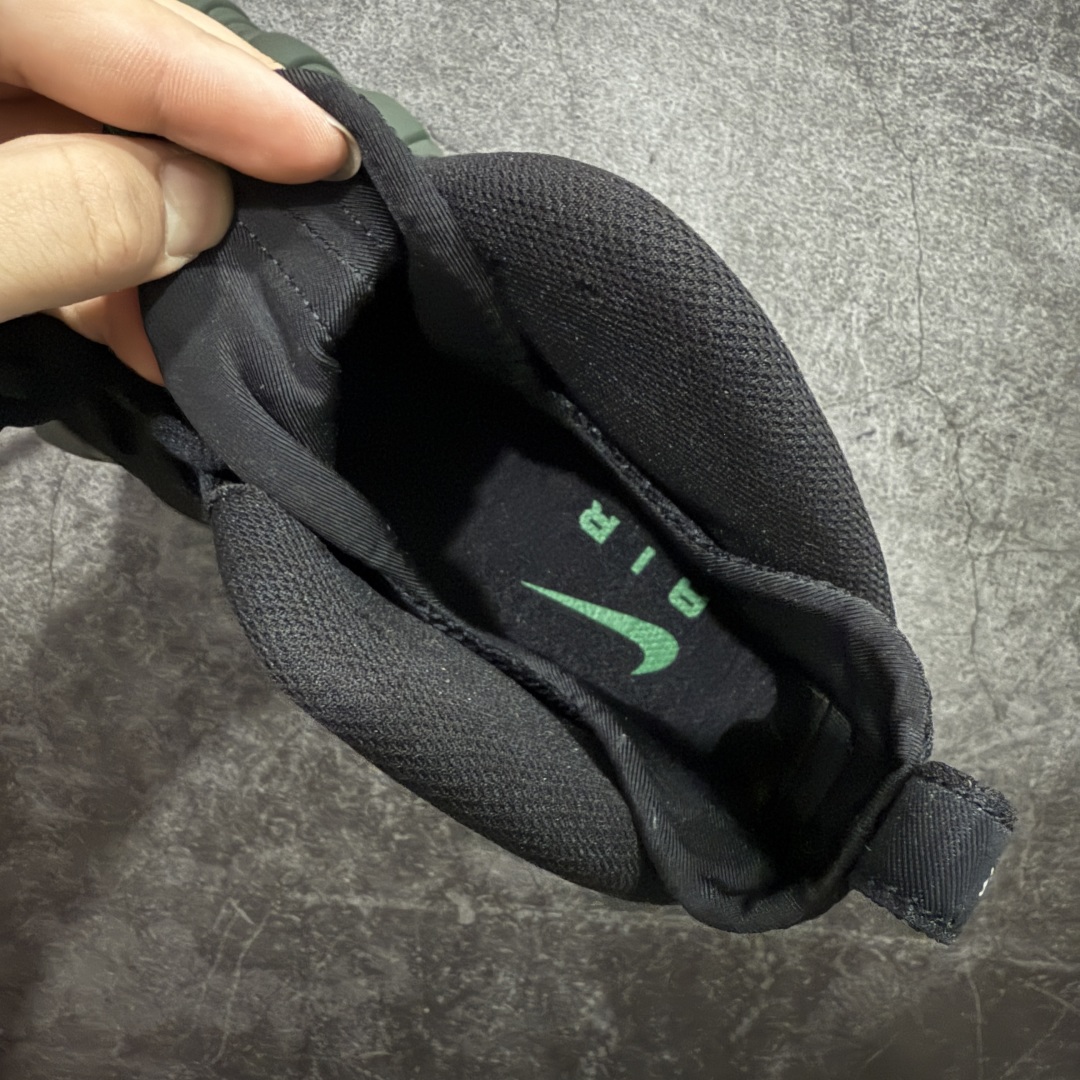 图片[6]-【莞产纯原】NK Air Foamposite One 市售最强品质 莞产顶级品质 绿黑 2025 喷泡 HF0794-300 莞产原底面 公司渠道同模具 鞋型发泡360度无死角 双层Zoom气垫植入 中底完美注胶 搭载原厂碳纤维材质 诞生于1997年的NK Air Foamposite系列可以说是整个球鞋历史上最为经典的系列之一 也就是我们常说的“喷”和“泡” 其中“喷”由Foamposite One代言人Penny的英文音译而来 而“泡”则来源于另一款鞋型 Foamposite Pro中\”pro\”的音译 在诞生初期 由于高昂的造价以及超前的外形 Foamposite系列的反对者不在少数 甚至有人认为这款鞋会毁掉整个球鞋行业 但事实证明这双灵感来自于甲虫 自带“黑科技”鞋面以及双层Zoom+大块碳板的太空球鞋不仅受到了大众的接受与追捧 并且成功的影响了篮球鞋的发展 尺码：40 40.5 41 42 42.5 43 44 44.5 45 46 47.5-选品中心