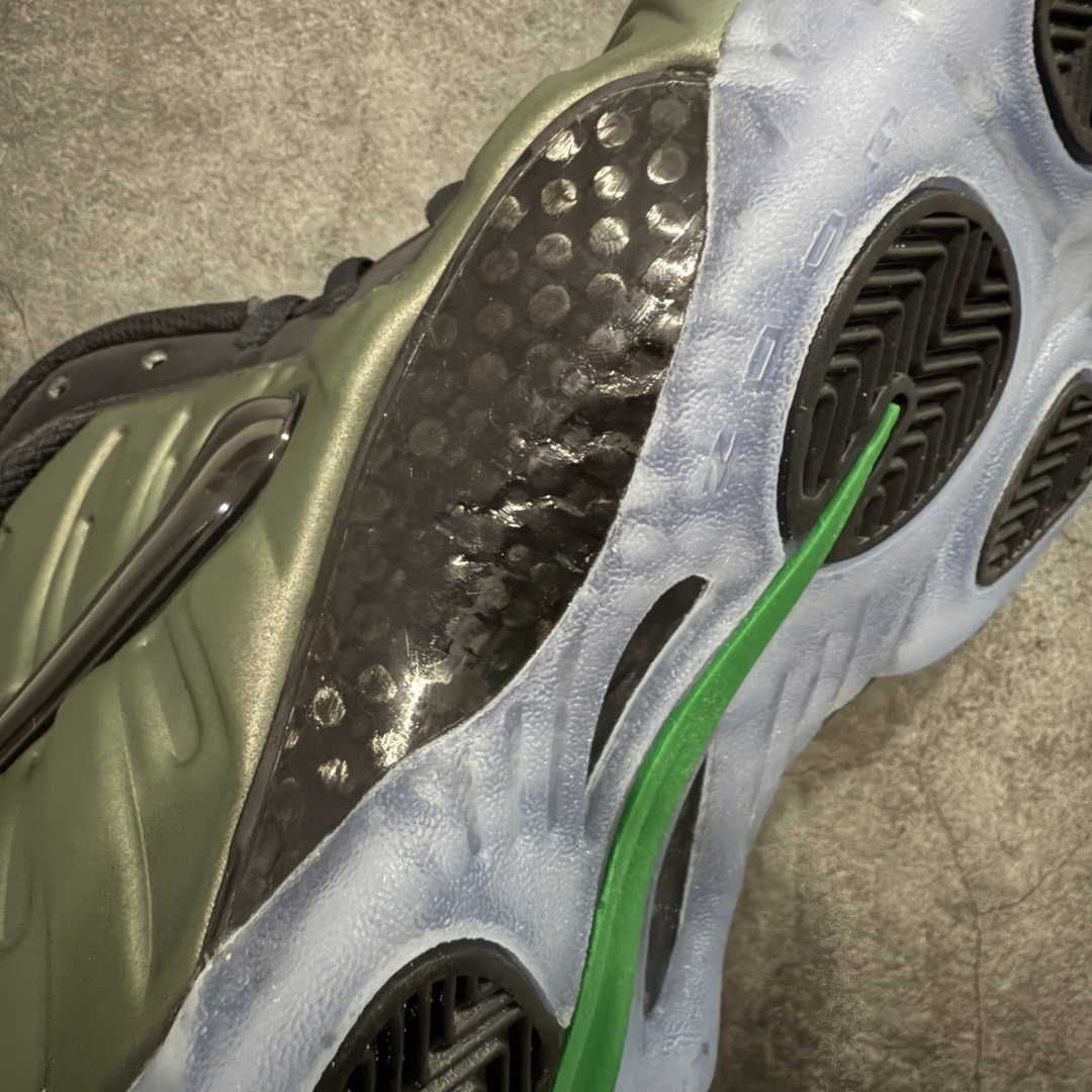 图片[9]-【莞产纯原】NK Air Foamposite One 市售最强品质 莞产顶级品质 绿黑 2025 喷泡 HF0794-300 莞产原底面 公司渠道同模具 鞋型发泡360度无死角 双层Zoom气垫植入 中底完美注胶 搭载原厂碳纤维材质 诞生于1997年的NK Air Foamposite系列可以说是整个球鞋历史上最为经典的系列之一 也就是我们常说的“喷”和“泡” 其中“喷”由Foamposite One代言人Penny的英文音译而来 而“泡”则来源于另一款鞋型 Foamposite Pro中\”pro\”的音译 在诞生初期 由于高昂的造价以及超前的外形 Foamposite系列的反对者不在少数 甚至有人认为这款鞋会毁掉整个球鞋行业 但事实证明这双灵感来自于甲虫 自带“黑科技”鞋面以及双层Zoom+大块碳板的太空球鞋不仅受到了大众的接受与追捧 并且成功的影响了篮球鞋的发展 尺码：40 40.5 41 42 42.5 43 44 44.5 45 46 47.5-选品中心