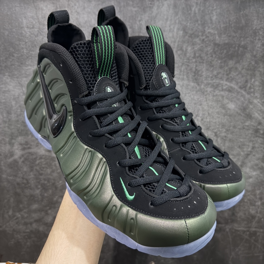 【莞产纯原】NK Air Foamposite One 市售最强品质 莞产顶级品质 绿黑 2025 喷泡 HF0794-300 莞产原底面 公司渠道同模具 鞋型发泡360度无死角 双层Zoom气垫植入 中底完美注胶 搭载原厂碳纤维材质 诞生于1997年的NK Air Foamposite系列可以说是整个球鞋历史上最为经典的系列之一 也就是我们常说的“喷”和“泡” 其中“喷”由Foamposite One代言人Penny的英文音译而来 而“泡”则来源于另一款鞋型 Foamposite Pro中\