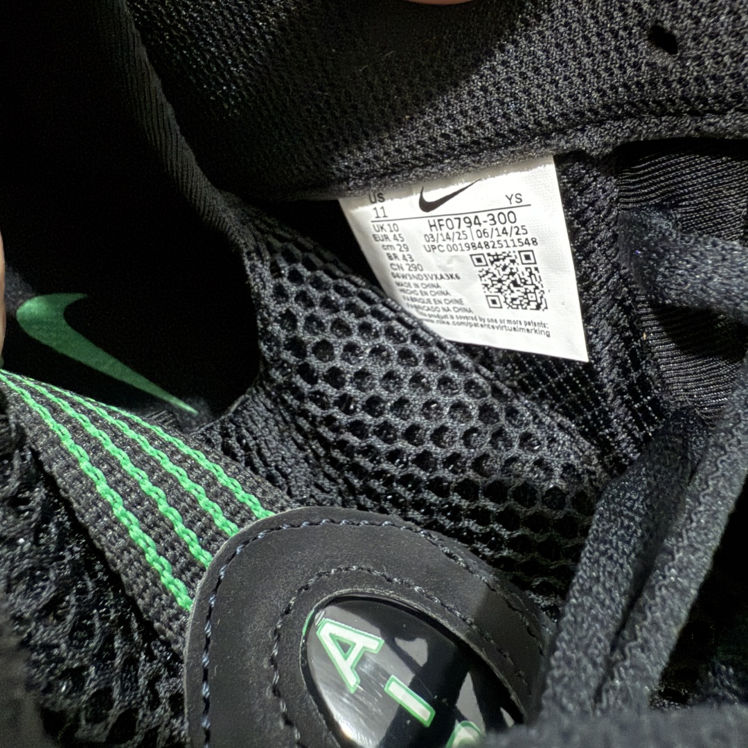 图片[7]-【莞产纯原】NK Air Foamposite One 市售最强品质 莞产顶级品质 绿黑 2025 喷泡 HF0794-300 莞产原底面 公司渠道同模具 鞋型发泡360度无死角 双层Zoom气垫植入 中底完美注胶 搭载原厂碳纤维材质 诞生于1997年的NK Air Foamposite系列可以说是整个球鞋历史上最为经典的系列之一 也就是我们常说的“喷”和“泡” 其中“喷”由Foamposite One代言人Penny的英文音译而来 而“泡”则来源于另一款鞋型 Foamposite Pro中\”pro\”的音译 在诞生初期 由于高昂的造价以及超前的外形 Foamposite系列的反对者不在少数 甚至有人认为这款鞋会毁掉整个球鞋行业 但事实证明这双灵感来自于甲虫 自带“黑科技”鞋面以及双层Zoom+大块碳板的太空球鞋不仅受到了大众的接受与追捧 并且成功的影响了篮球鞋的发展 尺码：40 40.5 41 42 42.5 43 44 44.5 45 46 47.5-选品中心