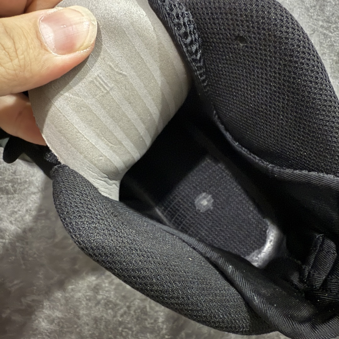 图片[8]-【莞产纯原】NK Air Foamposite One 市售最强品质 莞产顶级品质 绿黑 2025 喷泡 HF0794-300 莞产原底面 公司渠道同模具 鞋型发泡360度无死角 双层Zoom气垫植入 中底完美注胶 搭载原厂碳纤维材质 诞生于1997年的NK Air Foamposite系列可以说是整个球鞋历史上最为经典的系列之一 也就是我们常说的“喷”和“泡” 其中“喷”由Foamposite One代言人Penny的英文音译而来 而“泡”则来源于另一款鞋型 Foamposite Pro中\”pro\”的音译 在诞生初期 由于高昂的造价以及超前的外形 Foamposite系列的反对者不在少数 甚至有人认为这款鞋会毁掉整个球鞋行业 但事实证明这双灵感来自于甲虫 自带“黑科技”鞋面以及双层Zoom+大块碳板的太空球鞋不仅受到了大众的接受与追捧 并且成功的影响了篮球鞋的发展 尺码：40 40.5 41 42 42.5 43 44 44.5 45 46 47.5-选品中心