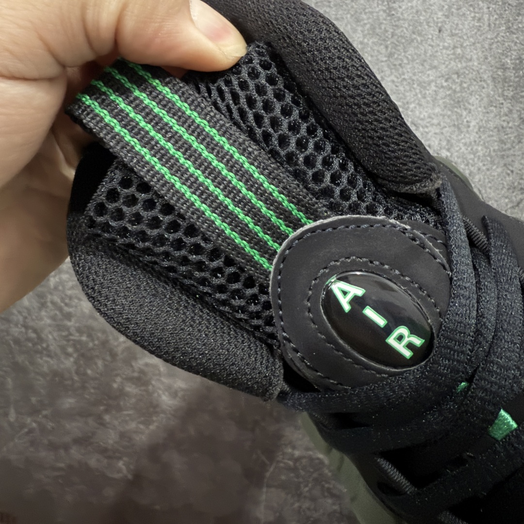 图片[5]-【莞产纯原】NK Air Foamposite One 市售最强品质 莞产顶级品质 绿黑 2025 喷泡 HF0794-300 莞产原底面 公司渠道同模具 鞋型发泡360度无死角 双层Zoom气垫植入 中底完美注胶 搭载原厂碳纤维材质 诞生于1997年的NK Air Foamposite系列可以说是整个球鞋历史上最为经典的系列之一 也就是我们常说的“喷”和“泡” 其中“喷”由Foamposite One代言人Penny的英文音译而来 而“泡”则来源于另一款鞋型 Foamposite Pro中\”pro\”的音译 在诞生初期 由于高昂的造价以及超前的外形 Foamposite系列的反对者不在少数 甚至有人认为这款鞋会毁掉整个球鞋行业 但事实证明这双灵感来自于甲虫 自带“黑科技”鞋面以及双层Zoom+大块碳板的太空球鞋不仅受到了大众的接受与追捧 并且成功的影响了篮球鞋的发展 尺码：40 40.5 41 42 42.5 43 44 44.5 45 46 47.5-选品中心