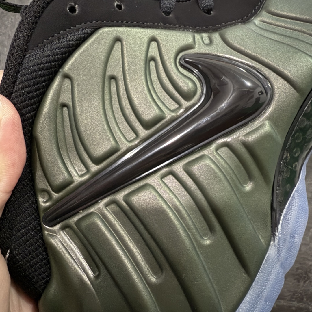 图片[3]-【莞产纯原】NK Air Foamposite One 市售最强品质 莞产顶级品质 绿黑 2025 喷泡 HF0794-300 莞产原底面 公司渠道同模具 鞋型发泡360度无死角 双层Zoom气垫植入 中底完美注胶 搭载原厂碳纤维材质 诞生于1997年的NK Air Foamposite系列可以说是整个球鞋历史上最为经典的系列之一 也就是我们常说的“喷”和“泡” 其中“喷”由Foamposite One代言人Penny的英文音译而来 而“泡”则来源于另一款鞋型 Foamposite Pro中\”pro\”的音译 在诞生初期 由于高昂的造价以及超前的外形 Foamposite系列的反对者不在少数 甚至有人认为这款鞋会毁掉整个球鞋行业 但事实证明这双灵感来自于甲虫 自带“黑科技”鞋面以及双层Zoom+大块碳板的太空球鞋不仅受到了大众的接受与追捧 并且成功的影响了篮球鞋的发展 尺码：40 40.5 41 42 42.5 43 44 44.5 45 46 47.5-选品中心