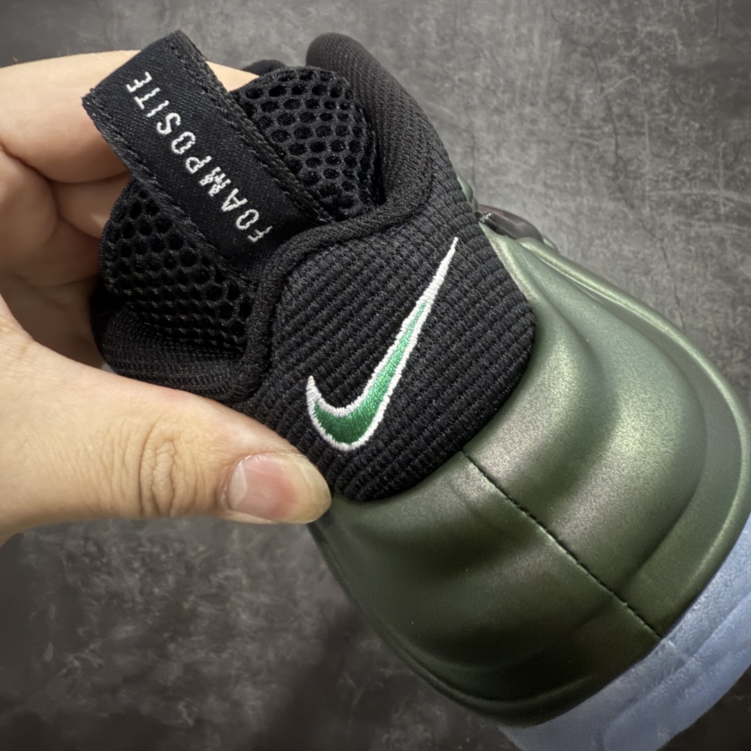 图片[2]-【莞产纯原】NK Air Foamposite One 市售最强品质 莞产顶级品质 绿黑 2025 喷泡 HF0794-300 莞产原底面 公司渠道同模具 鞋型发泡360度无死角 双层Zoom气垫植入 中底完美注胶 搭载原厂碳纤维材质 诞生于1997年的NK Air Foamposite系列可以说是整个球鞋历史上最为经典的系列之一 也就是我们常说的“喷”和“泡” 其中“喷”由Foamposite One代言人Penny的英文音译而来 而“泡”则来源于另一款鞋型 Foamposite Pro中\”pro\”的音译 在诞生初期 由于高昂的造价以及超前的外形 Foamposite系列的反对者不在少数 甚至有人认为这款鞋会毁掉整个球鞋行业 但事实证明这双灵感来自于甲虫 自带“黑科技”鞋面以及双层Zoom+大块碳板的太空球鞋不仅受到了大众的接受与追捧 并且成功的影响了篮球鞋的发展 尺码：40 40.5 41 42 42.5 43 44 44.5 45 46 47.5-选品中心