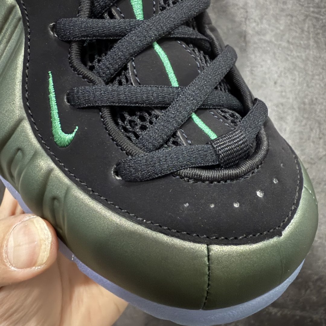 图片[4]-【莞产纯原】NK Air Foamposite One 市售最强品质 莞产顶级品质 绿黑 2025 喷泡 HF0794-300 莞产原底面 公司渠道同模具 鞋型发泡360度无死角 双层Zoom气垫植入 中底完美注胶 搭载原厂碳纤维材质 诞生于1997年的NK Air Foamposite系列可以说是整个球鞋历史上最为经典的系列之一 也就是我们常说的“喷”和“泡” 其中“喷”由Foamposite One代言人Penny的英文音译而来 而“泡”则来源于另一款鞋型 Foamposite Pro中\”pro\”的音译 在诞生初期 由于高昂的造价以及超前的外形 Foamposite系列的反对者不在少数 甚至有人认为这款鞋会毁掉整个球鞋行业 但事实证明这双灵感来自于甲虫 自带“黑科技”鞋面以及双层Zoom+大块碳板的太空球鞋不仅受到了大众的接受与追捧 并且成功的影响了篮球鞋的发展 尺码：40 40.5 41 42 42.5 43 44 44.5 45 46 47.5-选品中心