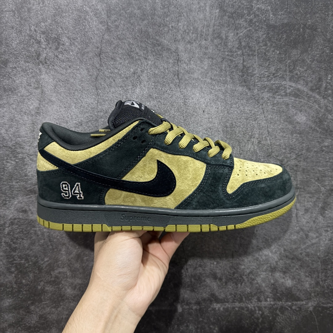 【Top纯原 】Supreme x Nk Dunk SB Dunk Low 舒适 防滑耐磨低帮板鞋 男女同款 联名棕灰 HQ8487-300 独家原厂航空铝磨具打磨大底 鞋头坡度极致还原 原盒原配 圈内天花板工艺 原厂冲刀 超高清洁度 全鞋零毛边皮料切割 全套原楦原模倾力打造完美版型 采用原厂百宏鞋带以及原厂百宏织唛舌标 内标可供原厂几率过验 原厂中底布黄色点胶 原厂中底布拉帮走线遵循公司‼️ 尺码:40 40.5 41 42 42.5 43 44 44.5 45 46 47.5-选品中心