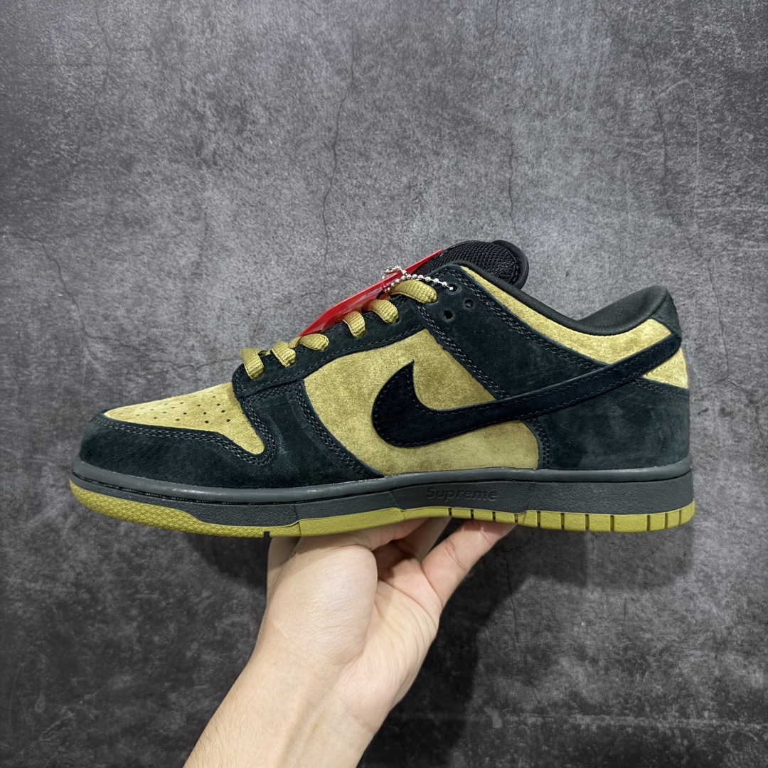 图片[2]-【Top纯原 】Supreme x Nk Dunk SB Dunk Low 舒适 防滑耐磨低帮板鞋 男女同款 联名棕灰 HQ8487-300 独家原厂航空铝磨具打磨大底 鞋头坡度极致还原 原盒原配 圈内天花板工艺 原厂冲刀 超高清洁度 全鞋零毛边皮料切割 全套原楦原模倾力打造完美版型 采用原厂百宏鞋带以及原厂百宏织唛舌标 内标可供原厂几率过验 原厂中底布黄色点胶 原厂中底布拉帮走线遵循公司‼️ 尺码：40 40.5 41 42 42.5 43 44 44.5 45 46 47.5-选品中心