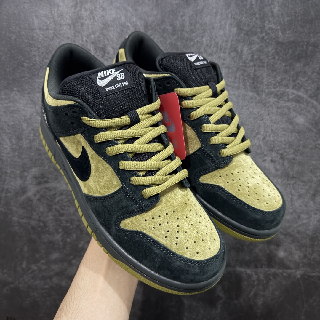 【Top纯原 】Supreme x Nk Dunk SB Dunk Low 舒适 防滑耐磨低帮板鞋 男女同款 联名棕灰 HQ8487-300 独家原厂航空铝磨具打磨大底 鞋头坡度极致还原 原盒原配 圈内天花板工艺 原厂冲刀 超高清洁度 全鞋零毛边皮料切割 全套原楦原模倾力打造完美版型 采用原厂百宏鞋带以及原厂百宏织唛舌标 内标可供原厂几率过验 原厂中底布黄色点胶 原厂中底布拉帮走线遵循公司‼️ 尺码:40 40.5 41 42 42.5 43 44 44.5 45 46 47.5-选品中心