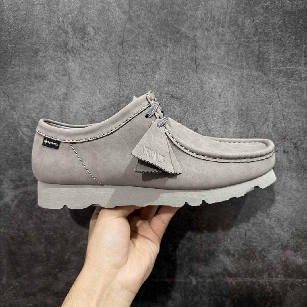 【莞产G版】其乐Clarks Wallebee 乐福风格袋鼠鞋 注意户外防水面料Gore-Tex的面料 结合工装优雅的袋鼠鞋, 时下最火的老钱风!乐福的设计直接装点在此鞋精髓上。 鞋底采用黄金大底Vibram ,全新橡塑发泡技术!结合了发泡材质的轻便型 和 橡胶RB的耐磨的特质! 三方的拿手技术结合在同一双鞋上! 尺码:36-46! 外贸专供品质!-选品中心