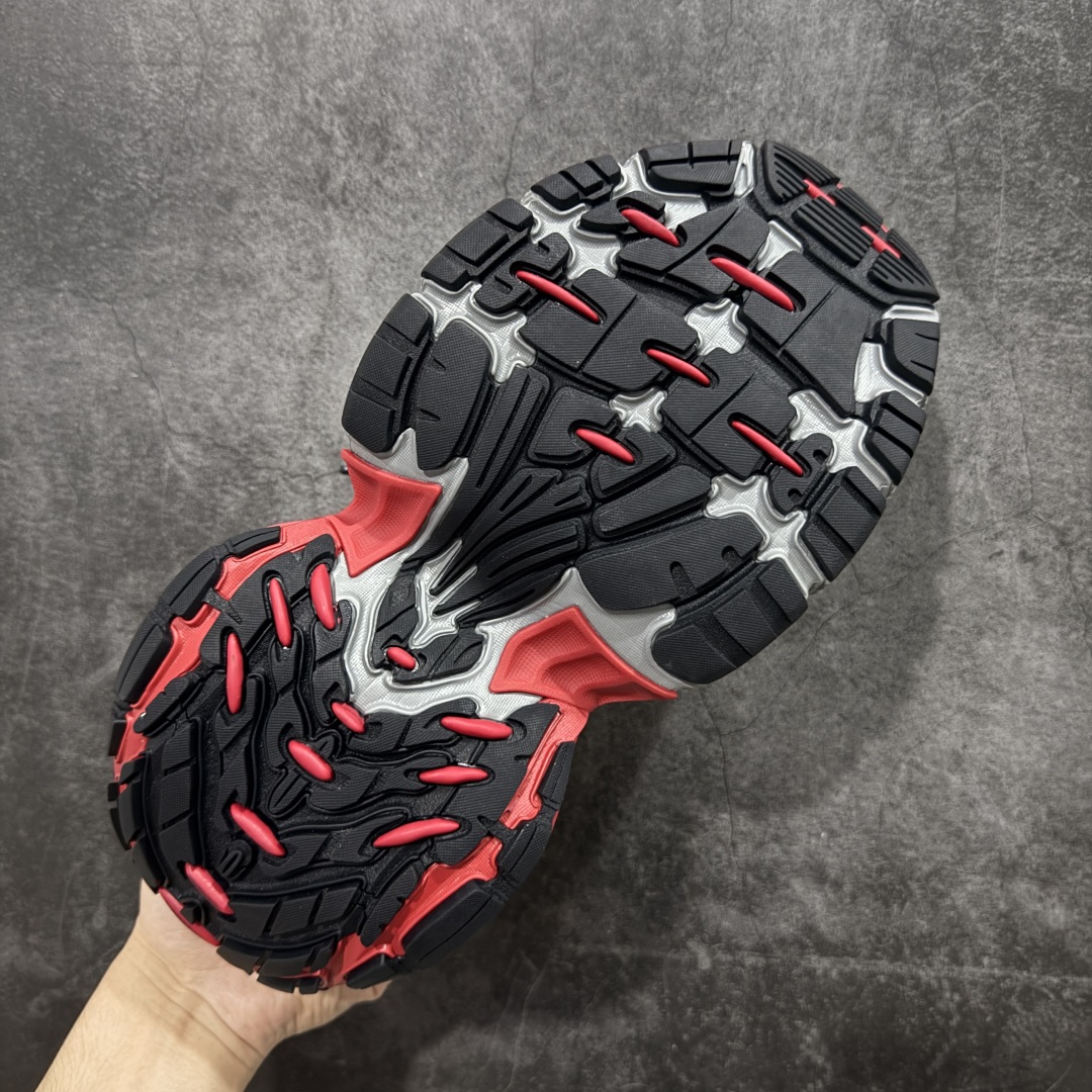 图片[9]-【XA纯原】BALENCIAGA 6XL Sneakers 巴黎世家15代 网布系带低帮走秀复古老爹鞋 全套原纸板楦头开发 最原汁原味的灵魂版型 全鞋荧光划线卡点 胶水把控整洁度追求极致完美 每一双都是工艺品 多重QC质检 超越公司货的品控标准 实实在在的免检产品 原盒原配 正确字体电绣 粗细、位置、大小正确 侧边TPU 透气孔匹配意产原版 正确分离大底 TPU软底 原版一致大底LOGO 立体感十足 原厂皮料水洗做旧 采购原厂网纱 不含皮革 网布材料和聚氨酯 磨损效果 展现品牌对于新潮事物的热情 这款鞋子拥有巨大尺寸和醒目设计 符合当下”老爹鞋”的趋势 鞋子采用银灰配色 营造出低调而不失华丽的效果 10XL的尺码使它成为市场中最显眼的存在 适合追求个性化的人群 Balenciaga始终站在时尚前沿 此次发布的产品再次体现了他们的创新能力 尺码：35-46-选品中心
