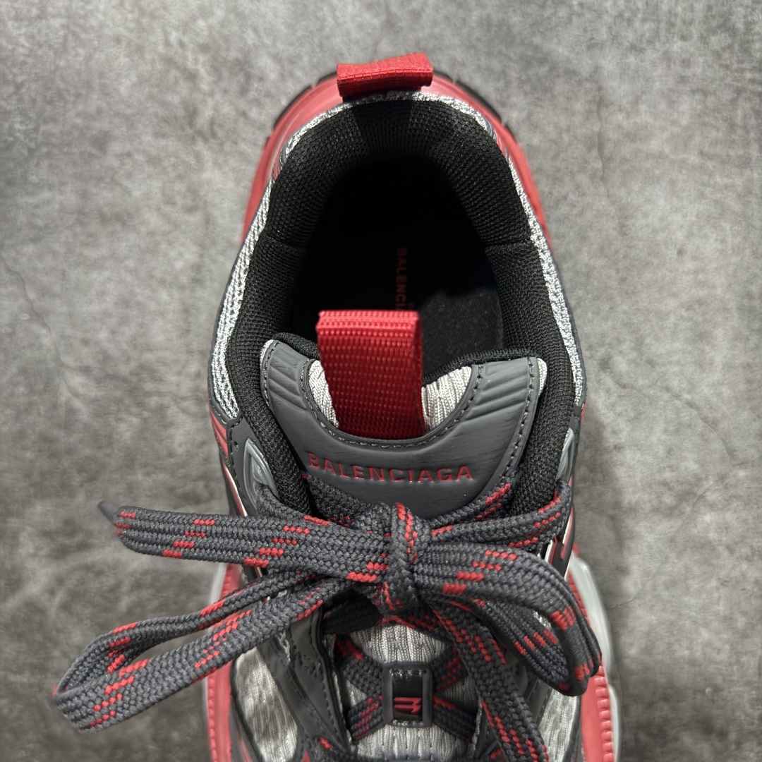 图片[8]-【XA纯原】BALENCIAGA 6XL Sneakers 巴黎世家15代 网布系带低帮走秀复古老爹鞋 全套原纸板楦头开发 最原汁原味的灵魂版型 全鞋荧光划线卡点 胶水把控整洁度追求极致完美 每一双都是工艺品 多重QC质检 超越公司货的品控标准 实实在在的免检产品 原盒原配 正确字体电绣 粗细、位置、大小正确 侧边TPU 透气孔匹配意产原版 正确分离大底 TPU软底 原版一致大底LOGO 立体感十足 原厂皮料水洗做旧 采购原厂网纱 不含皮革 网布材料和聚氨酯 磨损效果 展现品牌对于新潮事物的热情 这款鞋子拥有巨大尺寸和醒目设计 符合当下”老爹鞋”的趋势 鞋子采用银灰配色 营造出低调而不失华丽的效果 10XL的尺码使它成为市场中最显眼的存在 适合追求个性化的人群 Balenciaga始终站在时尚前沿 此次发布的产品再次体现了他们的创新能力 尺码：35-46-选品中心