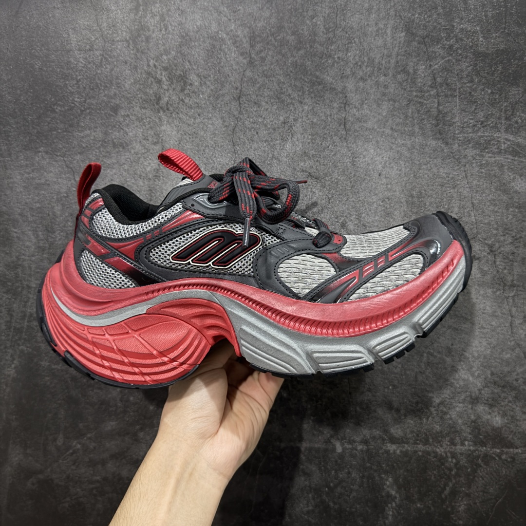 【XA纯原】BALENCIAGA 6XL Sneakers 巴黎世家15代 网布系带低帮走秀复古老爹鞋 全套原纸板楦头开发 最原汁原味的灵魂版型 全鞋荧光划线卡点 胶水把控整洁度追求极致完美 每一双都是工艺品 多重QC质检 超越公司货的品控标准 实实在在的免检产品 原盒原配 正确字体电绣 粗细、位置、大小正确 侧边TPU 透气孔匹配意产原版 正确分离大底 TPU软底 原版一致大底LOGO 立体感十足 原厂皮料水洗做旧 采购原厂网纱 不含皮革 网布材料和聚氨酯 磨损效果 展现品牌对于新潮事物的热情 这款鞋子拥有巨大尺寸和醒目设计 符合当下”老爹鞋”的趋势 鞋子采用银灰配色 营造出低调而不失华丽的效果 10XL的尺码使它成为市场中最显眼的存在 适合追求个性化的人群 Balenciaga始终站在时尚前沿 此次发布的产品再次体现了他们的创新能力 尺码:35-46-选品中心