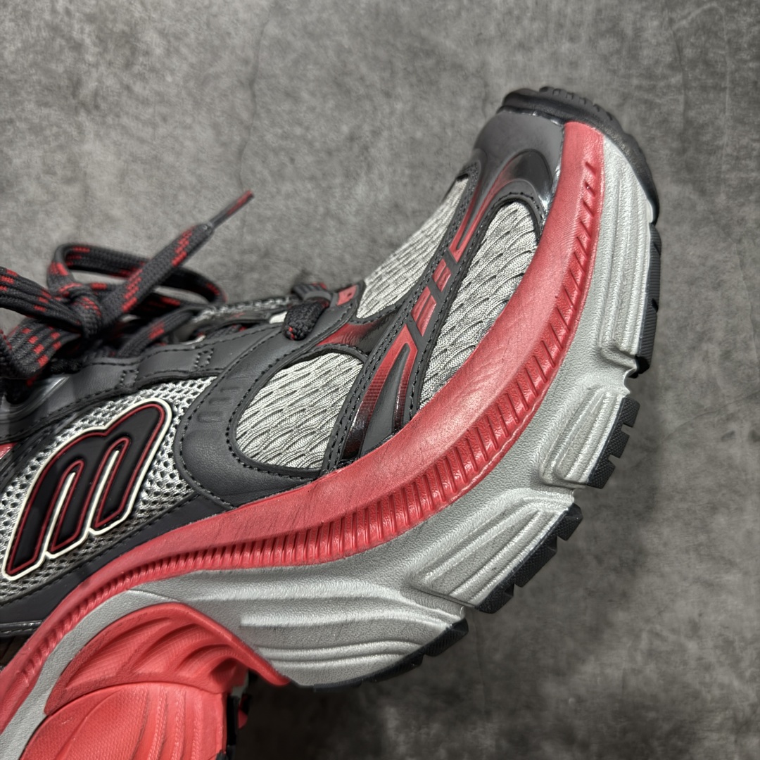 图片[6]-【XA纯原】BALENCIAGA 6XL Sneakers 巴黎世家15代 网布系带低帮走秀复古老爹鞋 全套原纸板楦头开发 最原汁原味的灵魂版型 全鞋荧光划线卡点 胶水把控整洁度追求极致完美 每一双都是工艺品 多重QC质检 超越公司货的品控标准 实实在在的免检产品 原盒原配 正确字体电绣 粗细、位置、大小正确 侧边TPU 透气孔匹配意产原版 正确分离大底 TPU软底 原版一致大底LOGO 立体感十足 原厂皮料水洗做旧 采购原厂网纱 不含皮革 网布材料和聚氨酯 磨损效果 展现品牌对于新潮事物的热情 这款鞋子拥有巨大尺寸和醒目设计 符合当下”老爹鞋”的趋势 鞋子采用银灰配色 营造出低调而不失华丽的效果 10XL的尺码使它成为市场中最显眼的存在 适合追求个性化的人群 Balenciaga始终站在时尚前沿 此次发布的产品再次体现了他们的创新能力 尺码：35-46-选品中心