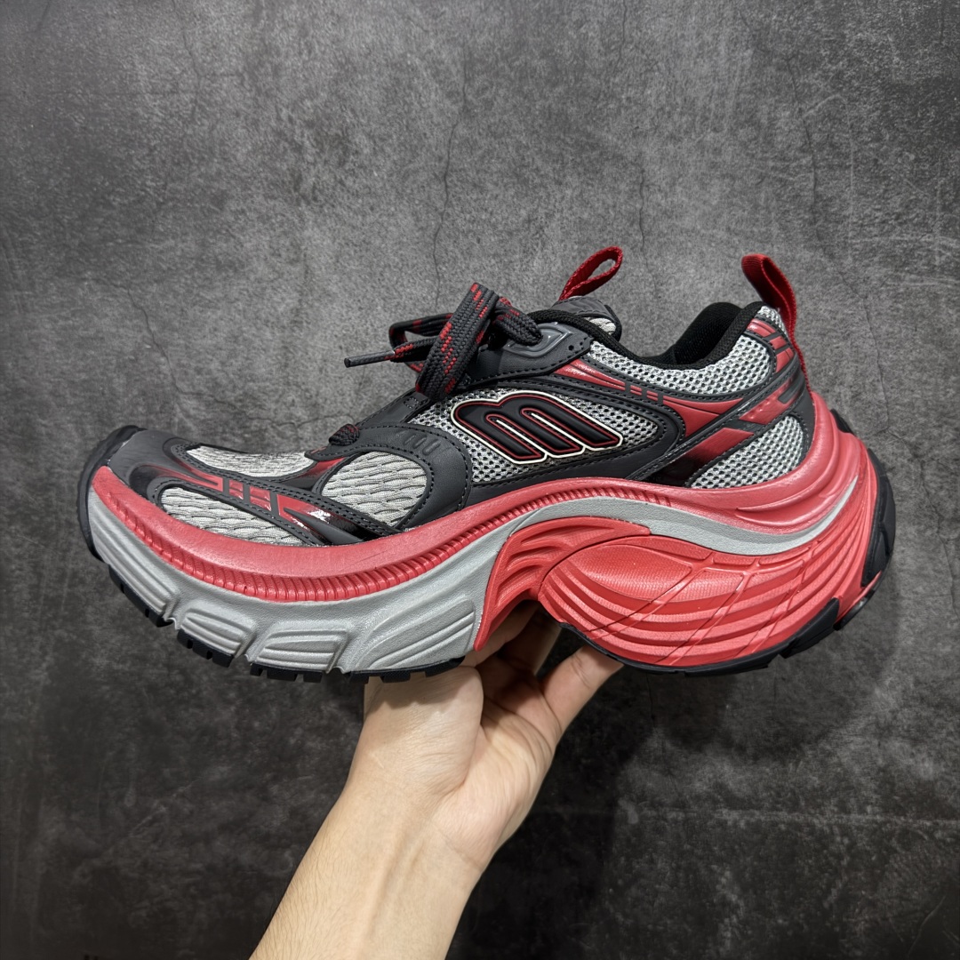 图片[2]-【XA纯原】BALENCIAGA 6XL Sneakers 巴黎世家15代 网布系带低帮走秀复古老爹鞋 全套原纸板楦头开发 最原汁原味的灵魂版型 全鞋荧光划线卡点 胶水把控整洁度追求极致完美 每一双都是工艺品 多重QC质检 超越公司货的品控标准 实实在在的免检产品 原盒原配 正确字体电绣 粗细、位置、大小正确 侧边TPU 透气孔匹配意产原版 正确分离大底 TPU软底 原版一致大底LOGO 立体感十足 原厂皮料水洗做旧 采购原厂网纱 不含皮革 网布材料和聚氨酯 磨损效果 展现品牌对于新潮事物的热情 这款鞋子拥有巨大尺寸和醒目设计 符合当下”老爹鞋”的趋势 鞋子采用银灰配色 营造出低调而不失华丽的效果 10XL的尺码使它成为市场中最显眼的存在 适合追求个性化的人群 Balenciaga始终站在时尚前沿 此次发布的产品再次体现了他们的创新能力 尺码：35-46-选品中心