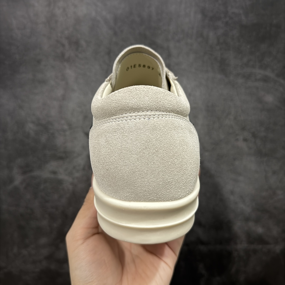 图片[4]-【S版本】RO欧文斯Rick Owens 主线 经典西瓜头款式 莞产A级货 主打外贸 微店 平台 陆续上架后续配色还在更新中 产品只会越做越漂亮💯 【鞋头采用原版一致工艺 又翘又歪的效果目前这个技术市面上的任何版本都达不到这个效果】 【经历了3个半月时间洪师傅带领8人团队终于研究出1-1复刻还原版本 东莞厚街洪师傅是一位有着17年的开板师经验丰富的一位老师傅 一针一孔的研究‼️ 私模开发205个走针69个细节一步到位不敢说百分百💯保证有百分之98还原 慢工出细活 好的产品不怕晚 这次的开发针对艺术家 收藏家 高品质 的人群】 水染粒面小牛皮材质，和针车间距都是极致还原！ 顶级头层的小牛皮，质感无敌，奢侈品的触感！ 定制品牌logo的拉链！超大一比一规格礼盒装，重达3斤以上，外加定制欧文斯保护盒！ 配有日文、英文，双语种配件卡片！细节诠释，一件不落。 鞋盒翻盖 三标，正面+底部都一一做到！虽然增加不了实质的成本，但是打磨产品的细节，再微小也会还原！ 尺码：35 36 37 38 39 40 41 42 43 44 45 46-选品中心