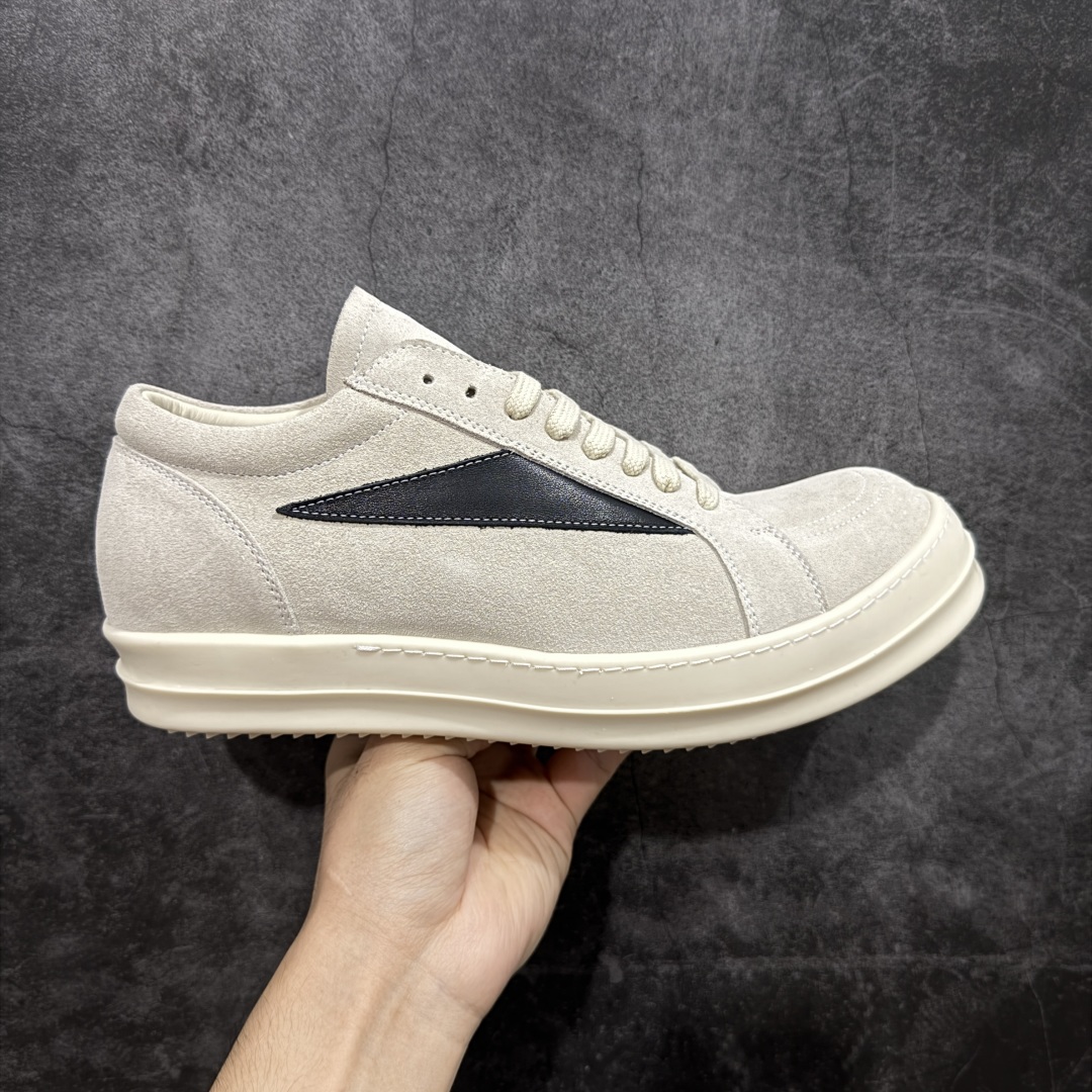 【S版本】RO欧文斯Rick Owens 主线 经典西瓜头款式 莞产A级货 主打外贸 微店 平台 陆续上架后续配色还在更新中 产品只会越做越漂亮💯 【鞋头采用原版一致工艺 又翘又歪的效果目前这个技术市面上的任何版本都达不到这个效果】 【经历了3个半月时间洪师傅带领8人团队终于研究出1-1复刻还原版本 东莞厚街洪师傅是一位有着17年的开板师经验丰富的一位老师傅 一针一孔的研究‼️ 私模开发205个走针69个细节一步到位不敢说百分百💯保证有百分之98还原 慢工出细活 好的产品不怕晚 这次的开发针对艺术家 收藏家 高品质 的人群】 水染粒面小牛皮材质,和针车间距都是极致还原! 顶级头层的小牛皮,质感无敌,奢侈品的触感! 定制品牌logo的拉链!超大一比一规格礼盒装,重达3斤以上,外加定制欧文斯保护盒! 配有日文、英文,双语种配件卡片!细节诠释,一件不落。 鞋盒翻盖 三标,正面+底部都一一做到!虽然增加不了实质的成本,但是打磨产品的细节,再微小也会还原! 尺码:35 36 37 38 39 40 41 42 43 44 45 46-选品中心