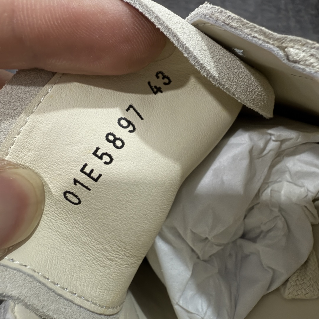 图片[6]-【S版本】RO欧文斯Rick Owens 主线 经典西瓜头款式 莞产A级货 主打外贸 微店 平台 陆续上架后续配色还在更新中 产品只会越做越漂亮💯 【鞋头采用原版一致工艺 又翘又歪的效果目前这个技术市面上的任何版本都达不到这个效果】 【经历了3个半月时间洪师傅带领8人团队终于研究出1-1复刻还原版本 东莞厚街洪师傅是一位有着17年的开板师经验丰富的一位老师傅 一针一孔的研究‼️ 私模开发205个走针69个细节一步到位不敢说百分百💯保证有百分之98还原 慢工出细活 好的产品不怕晚 这次的开发针对艺术家 收藏家 高品质 的人群】 水染粒面小牛皮材质，和针车间距都是极致还原！ 顶级头层的小牛皮，质感无敌，奢侈品的触感！ 定制品牌logo的拉链！超大一比一规格礼盒装，重达3斤以上，外加定制欧文斯保护盒！ 配有日文、英文，双语种配件卡片！细节诠释，一件不落。 鞋盒翻盖 三标，正面+底部都一一做到！虽然增加不了实质的成本，但是打磨产品的细节，再微小也会还原！ 尺码：35 36 37 38 39 40 41 42 43 44 45 46-选品中心