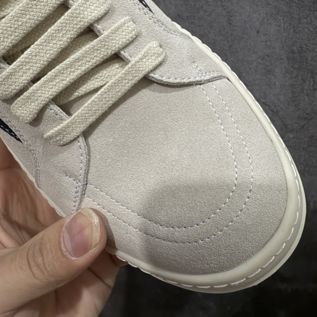 图片[5]-【S版本】RO欧文斯Rick Owens 主线 经典西瓜头款式 莞产A级货 主打外贸 微店 平台 陆续上架后续配色还在更新中 产品只会越做越漂亮💯 【鞋头采用原版一致工艺 又翘又歪的效果目前这个技术市面上的任何版本都达不到这个效果】 【经历了3个半月时间洪师傅带领8人团队终于研究出1-1复刻还原版本 东莞厚街洪师傅是一位有着17年的开板师经验丰富的一位老师傅 一针一孔的研究‼️ 私模开发205个走针69个细节一步到位不敢说百分百💯保证有百分之98还原 慢工出细活 好的产品不怕晚 这次的开发针对艺术家 收藏家 高品质 的人群】 水染粒面小牛皮材质，和针车间距都是极致还原！ 顶级头层的小牛皮，质感无敌，奢侈品的触感！ 定制品牌logo的拉链！超大一比一规格礼盒装，重达3斤以上，外加定制欧文斯保护盒！ 配有日文、英文，双语种配件卡片！细节诠释，一件不落。 鞋盒翻盖 三标，正面+底部都一一做到！虽然增加不了实质的成本，但是打磨产品的细节，再微小也会还原！ 尺码：35 36 37 38 39 40 41 42 43 44 45 46-选品中心