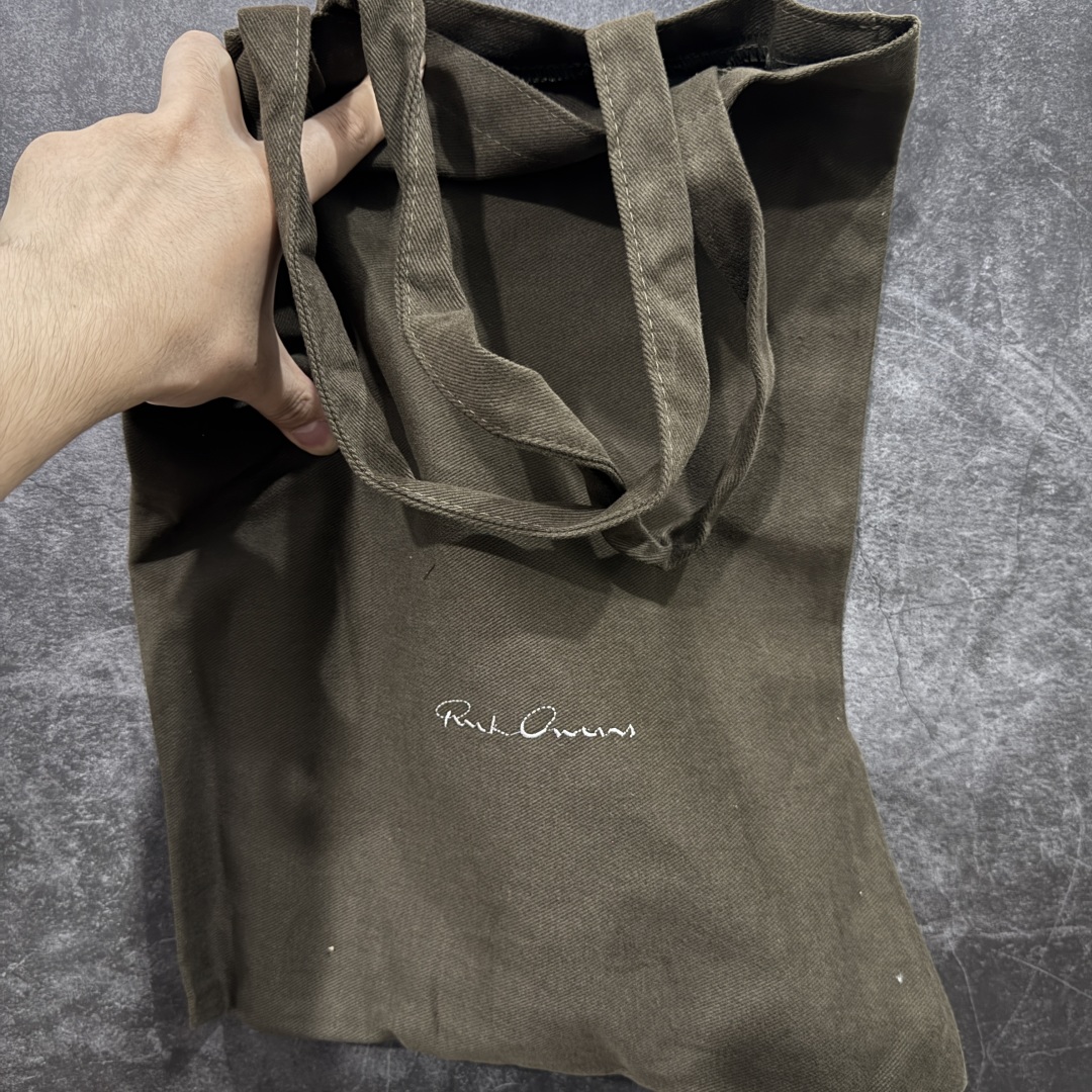 图片[9]-【S版本】RO欧文斯Rick Owens 主线 经典西瓜头款式 莞产A级货 主打外贸 微店 平台 陆续上架后续配色还在更新中 产品只会越做越漂亮💯 【鞋头采用原版一致工艺 又翘又歪的效果目前这个技术市面上的任何版本都达不到这个效果】 【经历了3个半月时间洪师傅带领8人团队终于研究出1-1复刻还原版本 东莞厚街洪师傅是一位有着17年的开板师经验丰富的一位老师傅 一针一孔的研究‼️ 私模开发205个走针69个细节一步到位不敢说百分百💯保证有百分之98还原 慢工出细活 好的产品不怕晚 这次的开发针对艺术家 收藏家 高品质 的人群】 水染粒面小牛皮材质，和针车间距都是极致还原！ 顶级头层的小牛皮，质感无敌，奢侈品的触感！ 定制品牌logo的拉链！超大一比一规格礼盒装，重达3斤以上，外加定制欧文斯保护盒！ 配有日文、英文，双语种配件卡片！细节诠释，一件不落。 鞋盒翻盖 三标，正面+底部都一一做到！虽然增加不了实质的成本，但是打磨产品的细节，再微小也会还原！ 尺码：35 36 37 38 39 40 41 42 43 44 45 46-选品中心