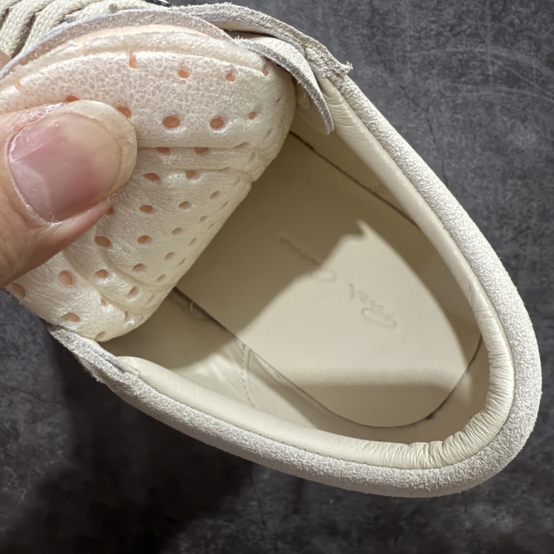 图片[8]-【S版本】RO欧文斯Rick Owens 主线 经典西瓜头款式 莞产A级货 主打外贸 微店 平台 陆续上架后续配色还在更新中 产品只会越做越漂亮💯 【鞋头采用原版一致工艺 又翘又歪的效果目前这个技术市面上的任何版本都达不到这个效果】 【经历了3个半月时间洪师傅带领8人团队终于研究出1-1复刻还原版本 东莞厚街洪师傅是一位有着17年的开板师经验丰富的一位老师傅 一针一孔的研究‼️ 私模开发205个走针69个细节一步到位不敢说百分百💯保证有百分之98还原 慢工出细活 好的产品不怕晚 这次的开发针对艺术家 收藏家 高品质 的人群】 水染粒面小牛皮材质，和针车间距都是极致还原！ 顶级头层的小牛皮，质感无敌，奢侈品的触感！ 定制品牌logo的拉链！超大一比一规格礼盒装，重达3斤以上，外加定制欧文斯保护盒！ 配有日文、英文，双语种配件卡片！细节诠释，一件不落。 鞋盒翻盖 三标，正面+底部都一一做到！虽然增加不了实质的成本，但是打磨产品的细节，再微小也会还原！ 尺码：35 36 37 38 39 40 41 42 43 44 45 46-选品中心