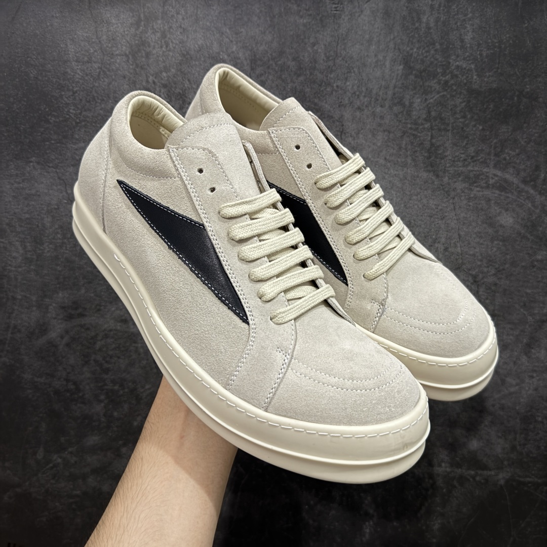 【S版本】RO欧文斯Rick Owens 主线 经典西瓜头款式 莞产A级货 主打外贸 微店 平台 陆续上架后续配色还在更新中 产品只会越做越漂亮💯 【鞋头采用原版一致工艺 又翘又歪的效果目前这个技术市面上的任何版本都达不到这个效果】 【经历了3个半月时间洪师傅带领8人团队终于研究出1-1复刻还原版本 东莞厚街洪师傅是一位有着17年的开板师经验丰富的一位老师傅 一针一孔的研究‼️ 私模开发205个走针69个细节一步到位不敢说百分百💯保证有百分之98还原 慢工出细活 好的产品不怕晚 这次的开发针对艺术家 收藏家 高品质 的人群】 水染粒面小牛皮材质,和针车间距都是极致还原! 顶级头层的小牛皮,质感无敌,奢侈品的触感! 定制品牌logo的拉链!超大一比一规格礼盒装,重达3斤以上,外加定制欧文斯保护盒! 配有日文、英文,双语种配件卡片!细节诠释,一件不落。 鞋盒翻盖 三标,正面+底部都一一做到!虽然增加不了实质的成本,但是打磨产品的细节,再微小也会还原! 尺码:35 36 37 38 39 40 41 42 43 44 45 46-选品中心