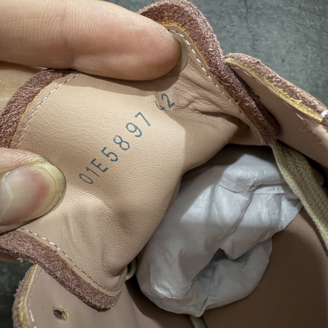 图片[6]-【S版本】RO欧文斯Rick Owens 主线 经典西瓜头款式 莞产A级货 主打外贸 微店 平台 陆续上架后续配色还在更新中 产品只会越做越漂亮💯 【鞋头采用原版一致工艺 又翘又歪的效果目前这个技术市面上的任何版本都达不到这个效果】 【经历了3个半月时间洪师傅带领8人团队终于研究出1-1复刻还原版本 东莞厚街洪师傅是一位有着17年的开板师经验丰富的一位老师傅 一针一孔的研究‼️ 私模开发205个走针69个细节一步到位不敢说百分百💯保证有百分之98还原 慢工出细活 好的产品不怕晚 这次的开发针对艺术家 收藏家 高品质 的人群】 水染粒面小牛皮材质，和针车间距都是极致还原！ 顶级头层的小牛皮，质感无敌，奢侈品的触感！ 定制品牌logo的拉链！超大一比一规格礼盒装，重达3斤以上，外加定制欧文斯保护盒！ 配有日文、英文，双语种配件卡片！细节诠释，一件不落。 鞋盒翻盖 三标，正面+底部都一一做到！虽然增加不了实质的成本，但是打磨产品的细节，再微小也会还原！ 尺码：35 36 37 38 39 40 41 42 43 44 45 46-选品中心