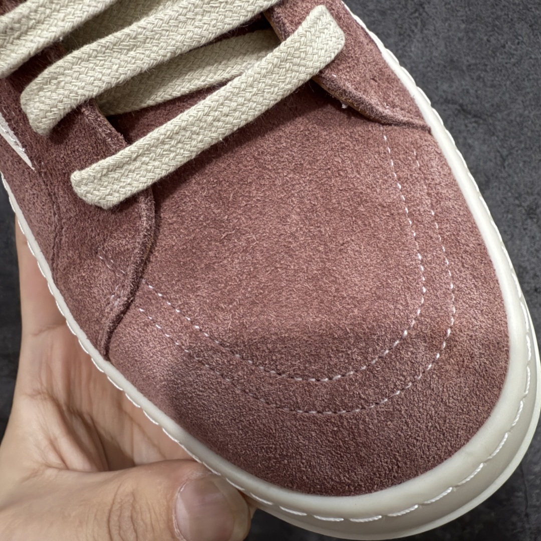 图片[5]-【S版本】RO欧文斯Rick Owens 主线 经典西瓜头款式 莞产A级货 主打外贸 微店 平台 陆续上架后续配色还在更新中 产品只会越做越漂亮💯 【鞋头采用原版一致工艺 又翘又歪的效果目前这个技术市面上的任何版本都达不到这个效果】 【经历了3个半月时间洪师傅带领8人团队终于研究出1-1复刻还原版本 东莞厚街洪师傅是一位有着17年的开板师经验丰富的一位老师傅 一针一孔的研究‼️ 私模开发205个走针69个细节一步到位不敢说百分百💯保证有百分之98还原 慢工出细活 好的产品不怕晚 这次的开发针对艺术家 收藏家 高品质 的人群】 水染粒面小牛皮材质，和针车间距都是极致还原！ 顶级头层的小牛皮，质感无敌，奢侈品的触感！ 定制品牌logo的拉链！超大一比一规格礼盒装，重达3斤以上，外加定制欧文斯保护盒！ 配有日文、英文，双语种配件卡片！细节诠释，一件不落。 鞋盒翻盖 三标，正面+底部都一一做到！虽然增加不了实质的成本，但是打磨产品的细节，再微小也会还原！ 尺码：35 36 37 38 39 40 41 42 43 44 45 46-选品中心