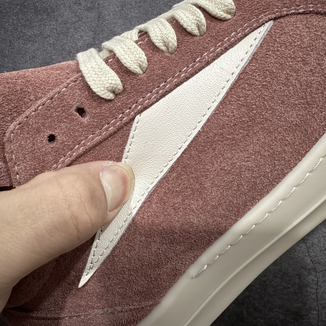 图片[3]-【S版本】RO欧文斯Rick Owens 主线 经典西瓜头款式 莞产A级货 主打外贸 微店 平台 陆续上架后续配色还在更新中 产品只会越做越漂亮💯 【鞋头采用原版一致工艺 又翘又歪的效果目前这个技术市面上的任何版本都达不到这个效果】 【经历了3个半月时间洪师傅带领8人团队终于研究出1-1复刻还原版本 东莞厚街洪师傅是一位有着17年的开板师经验丰富的一位老师傅 一针一孔的研究‼️ 私模开发205个走针69个细节一步到位不敢说百分百💯保证有百分之98还原 慢工出细活 好的产品不怕晚 这次的开发针对艺术家 收藏家 高品质 的人群】 水染粒面小牛皮材质，和针车间距都是极致还原！ 顶级头层的小牛皮，质感无敌，奢侈品的触感！ 定制品牌logo的拉链！超大一比一规格礼盒装，重达3斤以上，外加定制欧文斯保护盒！ 配有日文、英文，双语种配件卡片！细节诠释，一件不落。 鞋盒翻盖 三标，正面+底部都一一做到！虽然增加不了实质的成本，但是打磨产品的细节，再微小也会还原！ 尺码：35 36 37 38 39 40 41 42 43 44 45 46-选品中心